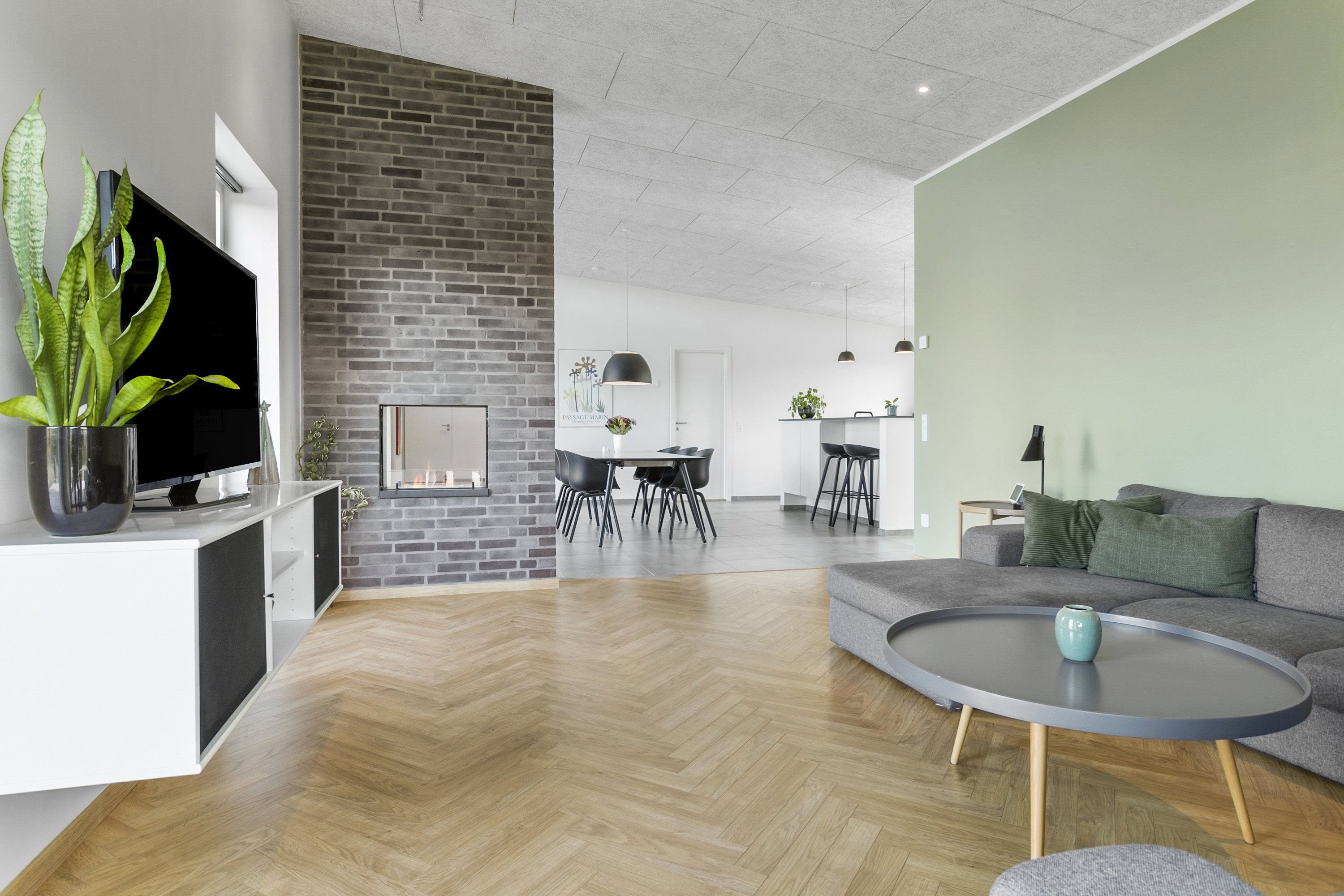 Fremhævet stue billede i fuldskærmstilstand. Billede af Præstelunden 68, 8300 Odder