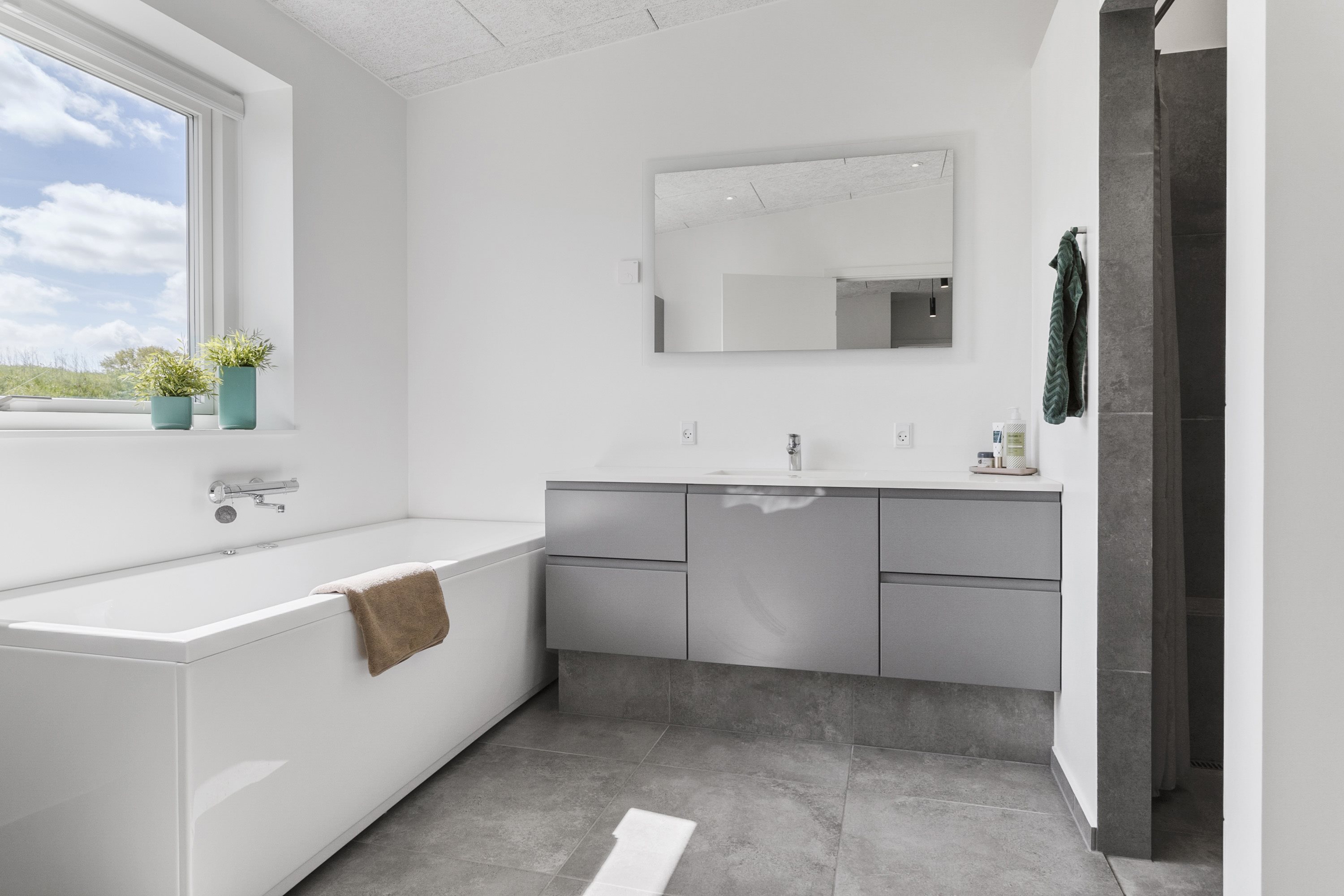 Fremhævet badeværelse billede i fuldskærmstilstand. Billede af Præstelunden 68, 8300 Odder