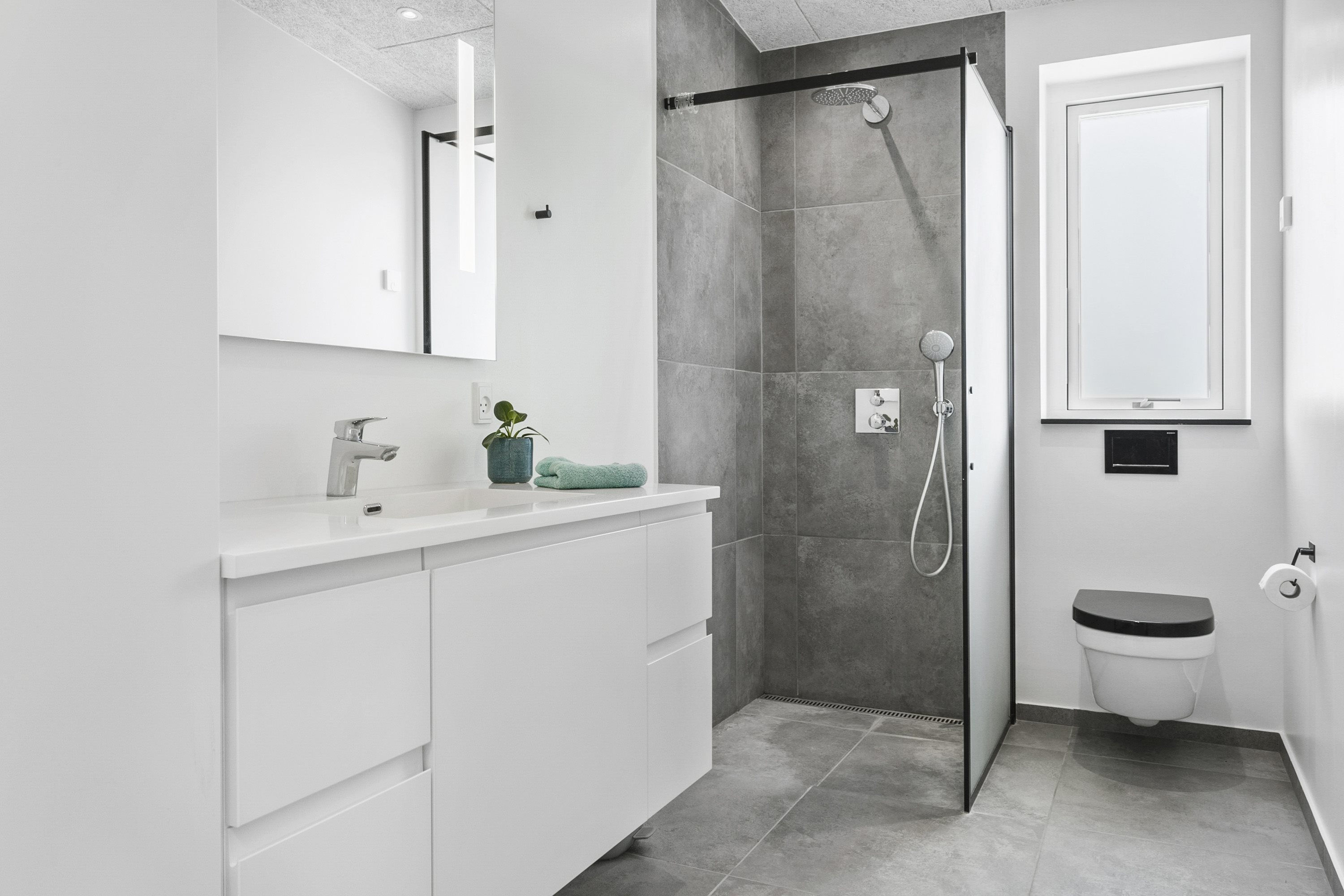 Fremhævet badeværelse billede i fuldskærmstilstand. Billede af Præstelunden 68, 8300 Odder