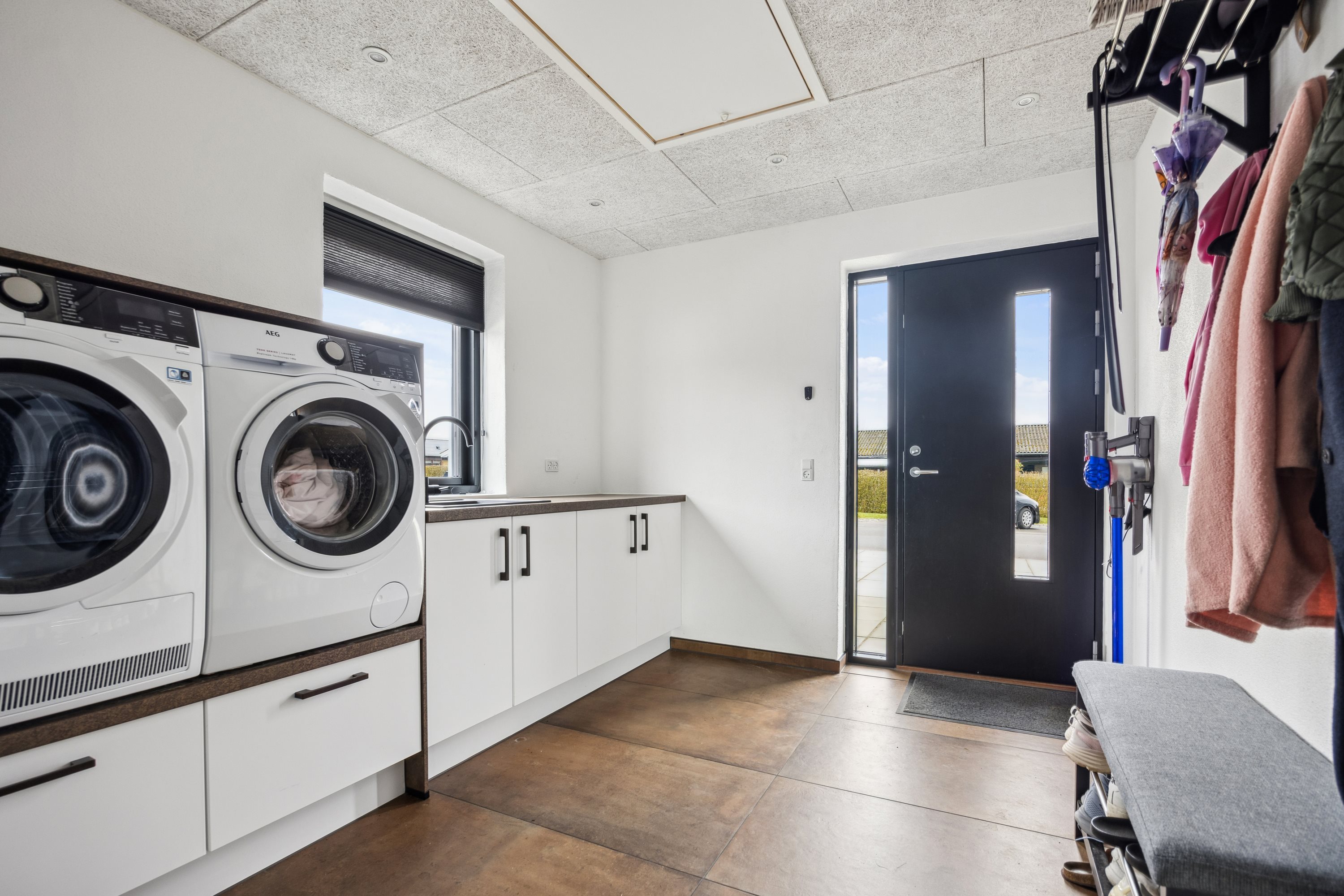 Fremhævet entré/ bryggers billede i fuldskærmstilstand. Billede af Farvervænget 73, 9500 Hobro