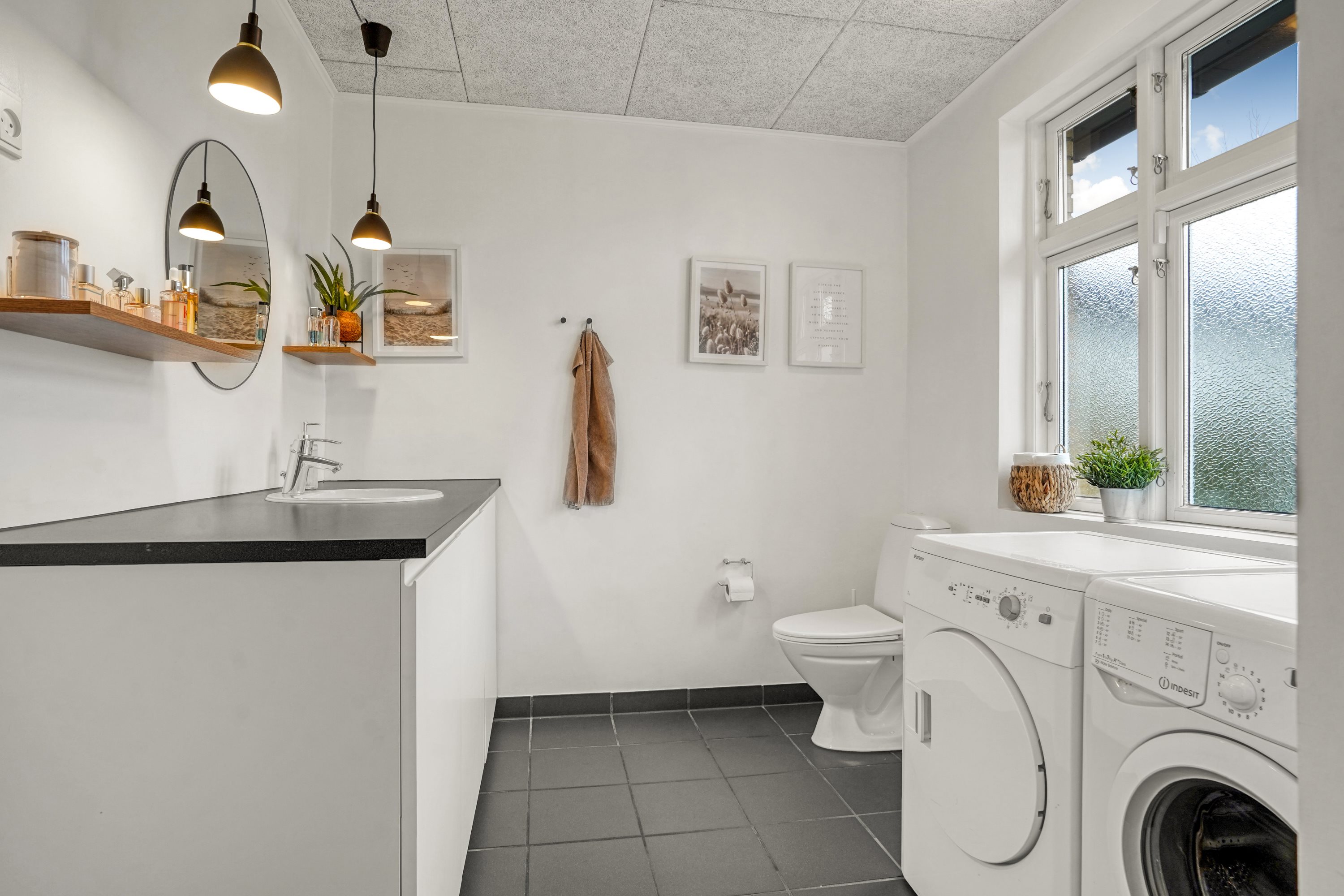 Fremhævet toilet billede i fuldskærmstilstand. Billede af Kalhavevej 63, Kalhave, 7171 Uldum