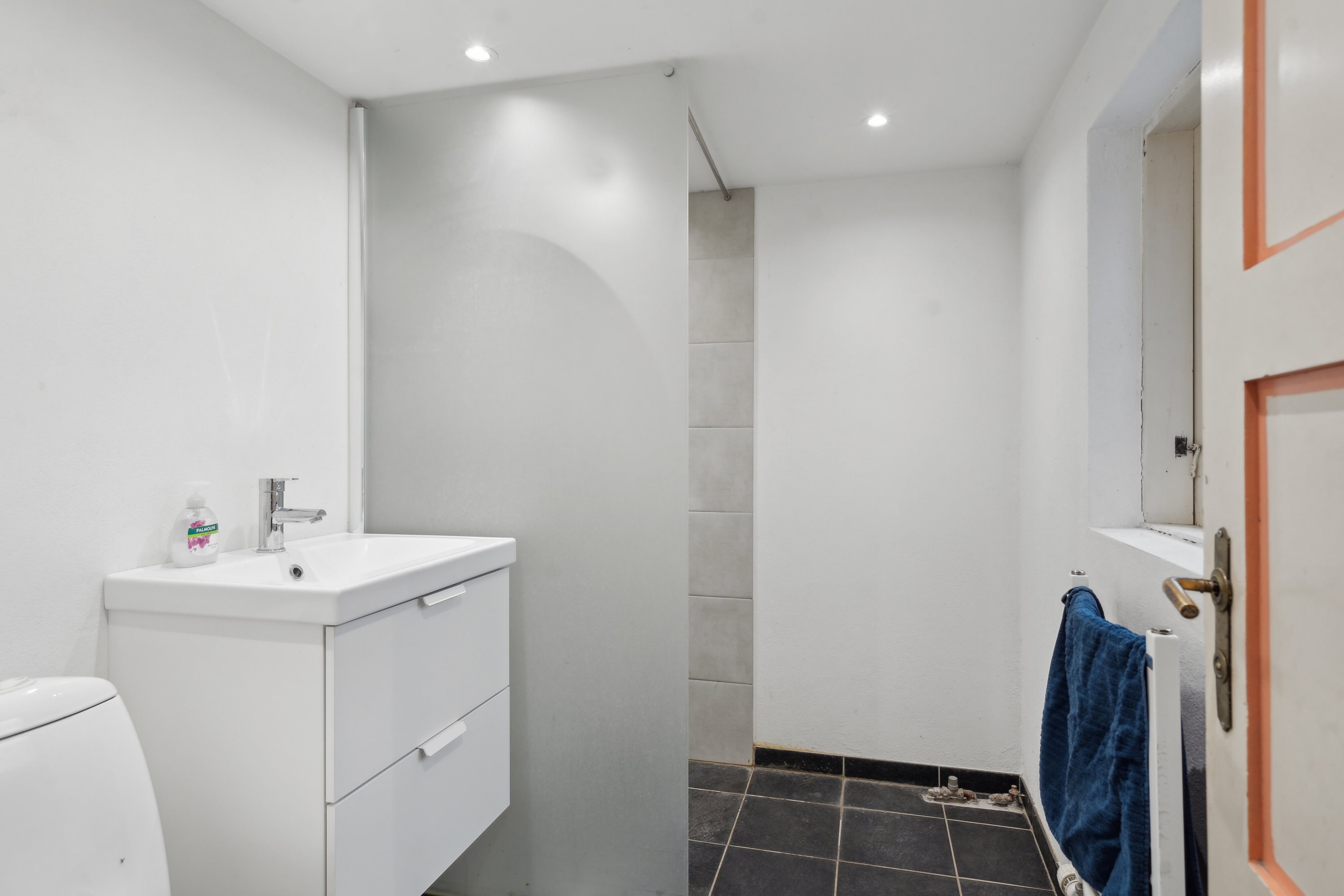 Fremhævet badeværelse billede i fuldskærmstilstand. Billede af Skovgyden 53, Ørritslev Skov, 5450 Otterup