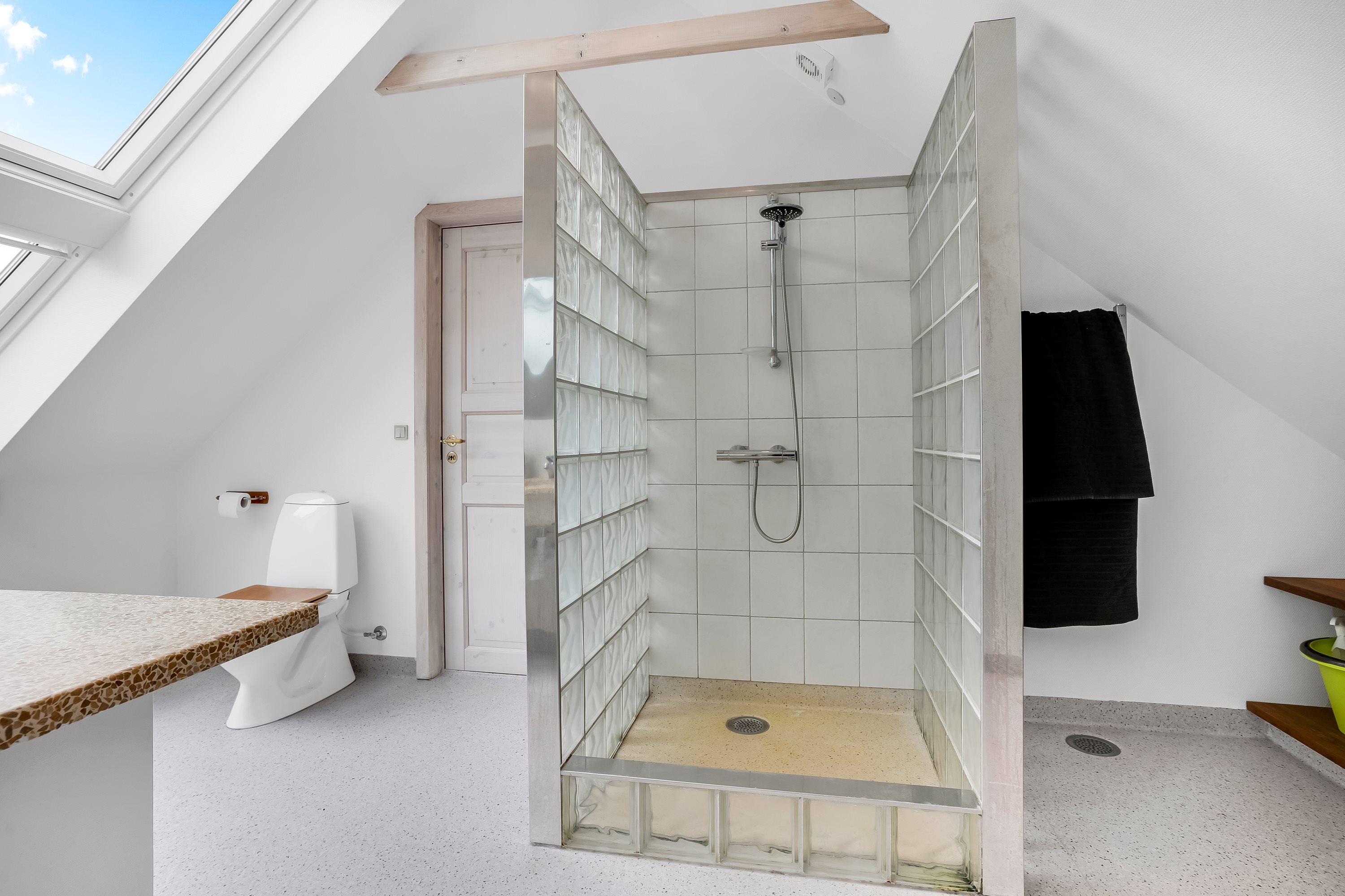 Fremhævet badeværelse billede i fuldskærmstilstand. Billede af Kærvej 10, 7650 Bøvlingbjerg