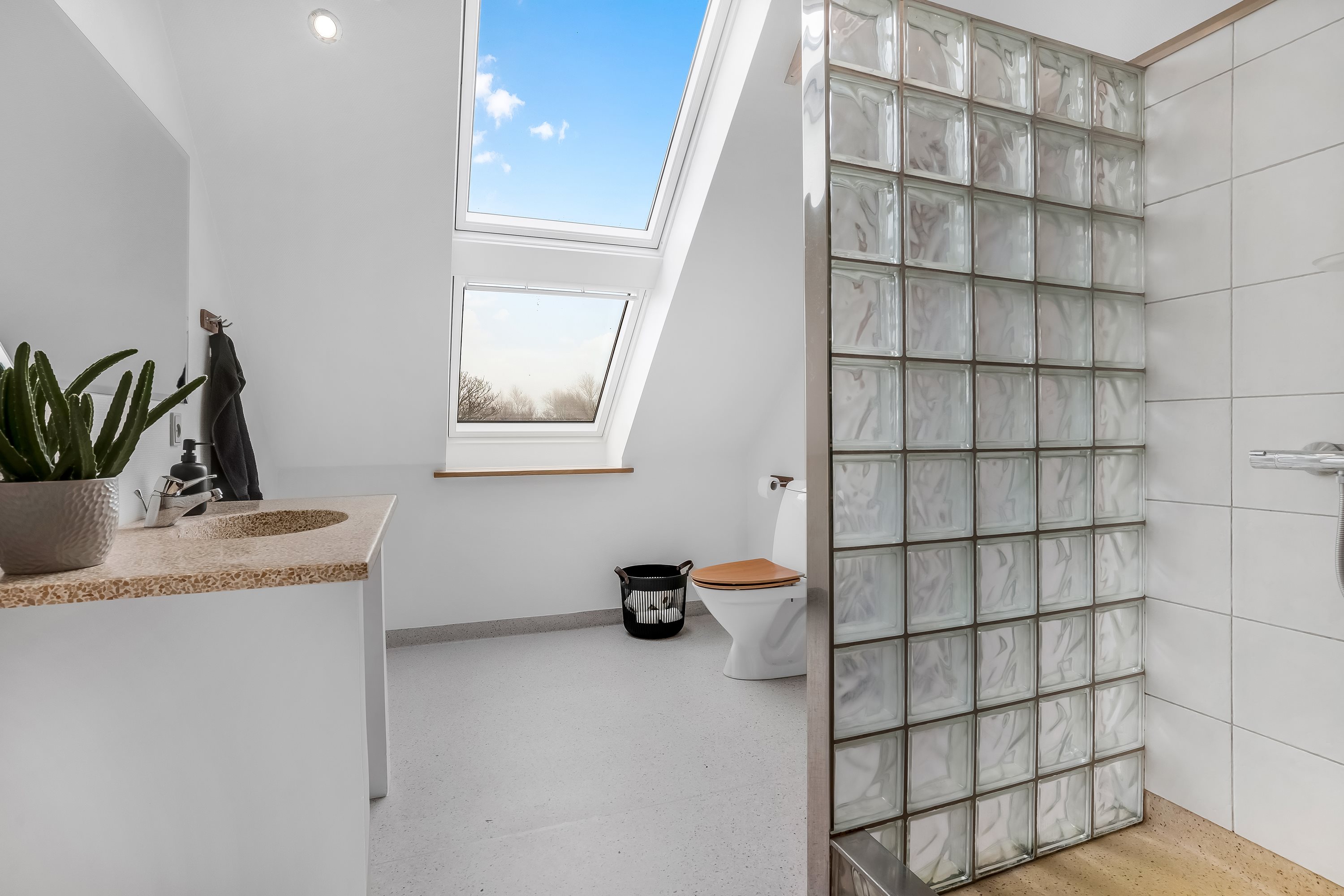 Fremhævet badeværelse billede i fuldskærmstilstand. Billede af Kærvej 10, 7650 Bøvlingbjerg