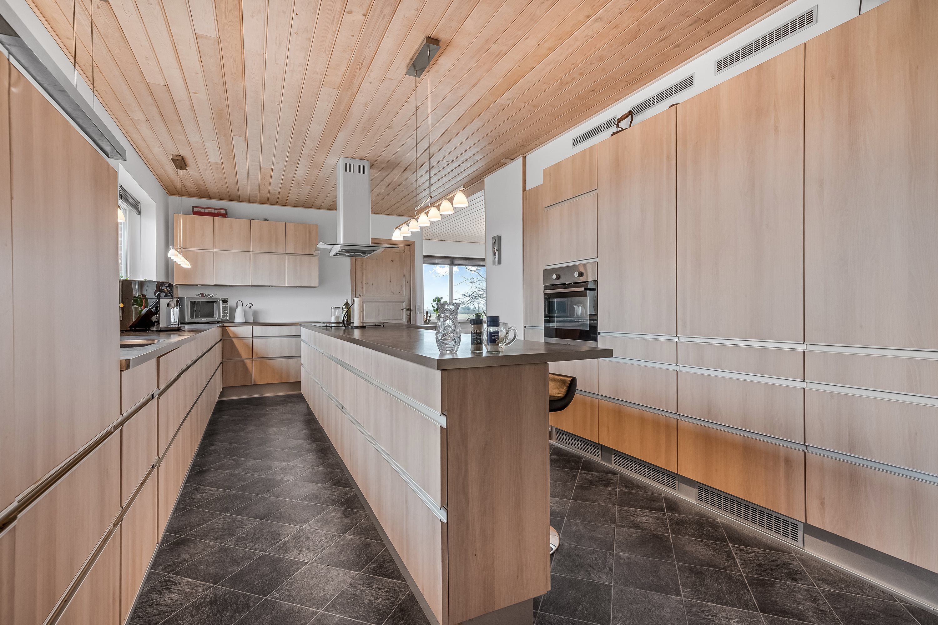 Fremhævet køkken billede i fuldskærmstilstand. Billede af Bækmarksbrovej 153, Bøvling, 7650 Bøvlingbjerg