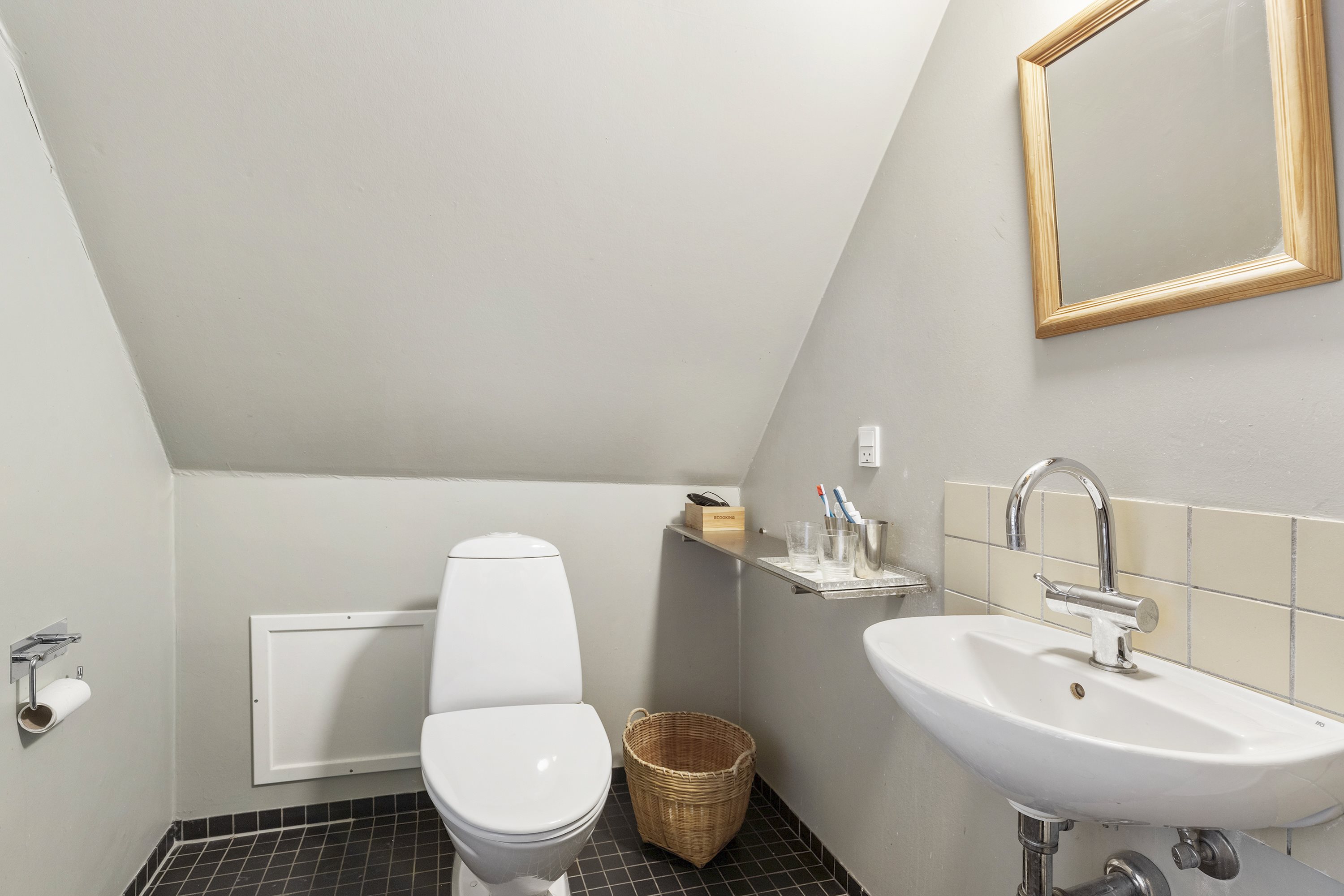 Fremhævet toilet billede i fuldskærmstilstand. Billede af Elkærvej 6, Tversted, 9881 Bindslev