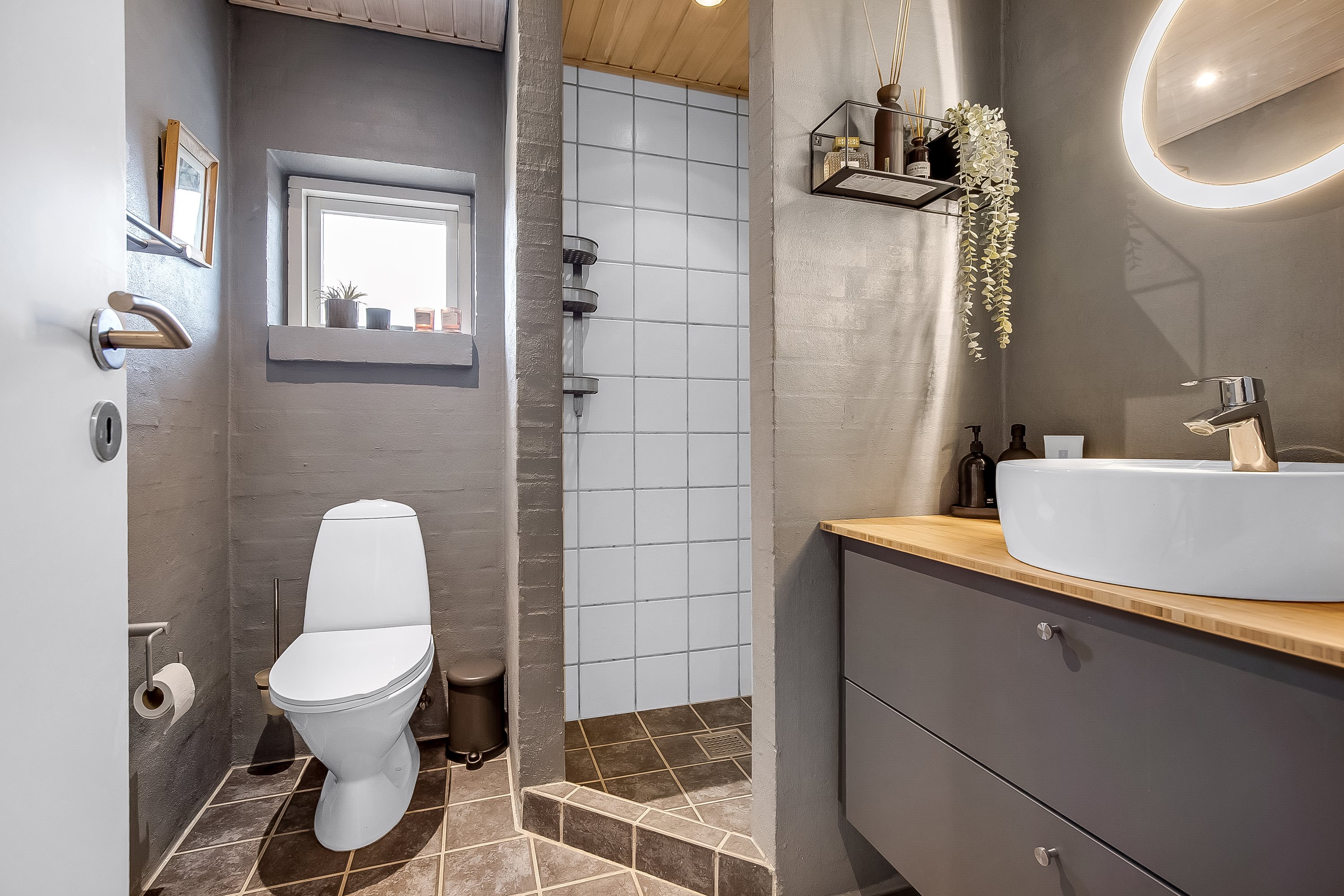 Fremhævet badeværelse billede i fuldskærmstilstand. Billede af Hechtsvej 28, 6052 Viuf