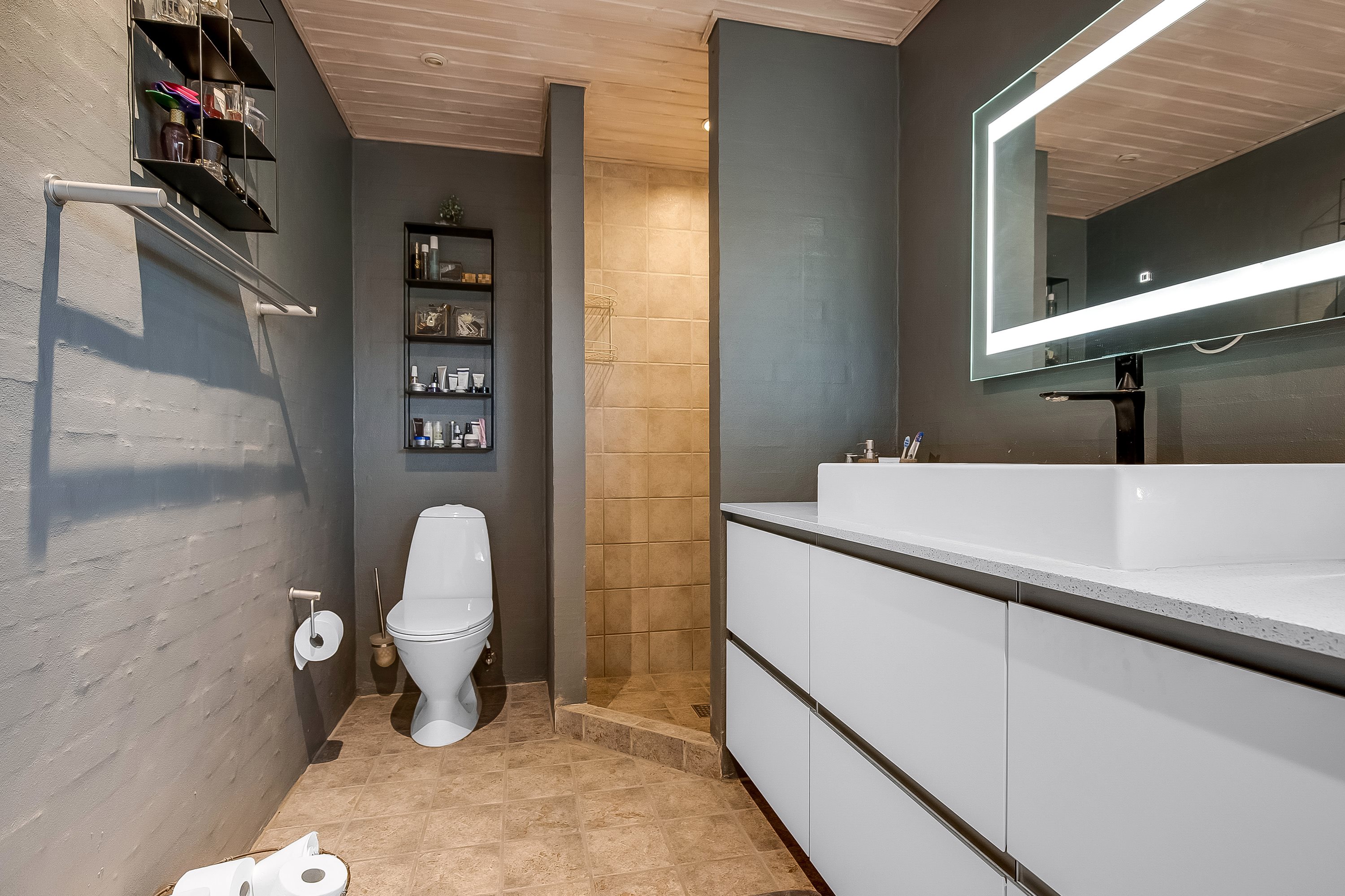 Fremhævet badeværelse billede i fuldskærmstilstand. Billede af Hechtsvej 28, 6052 Viuf