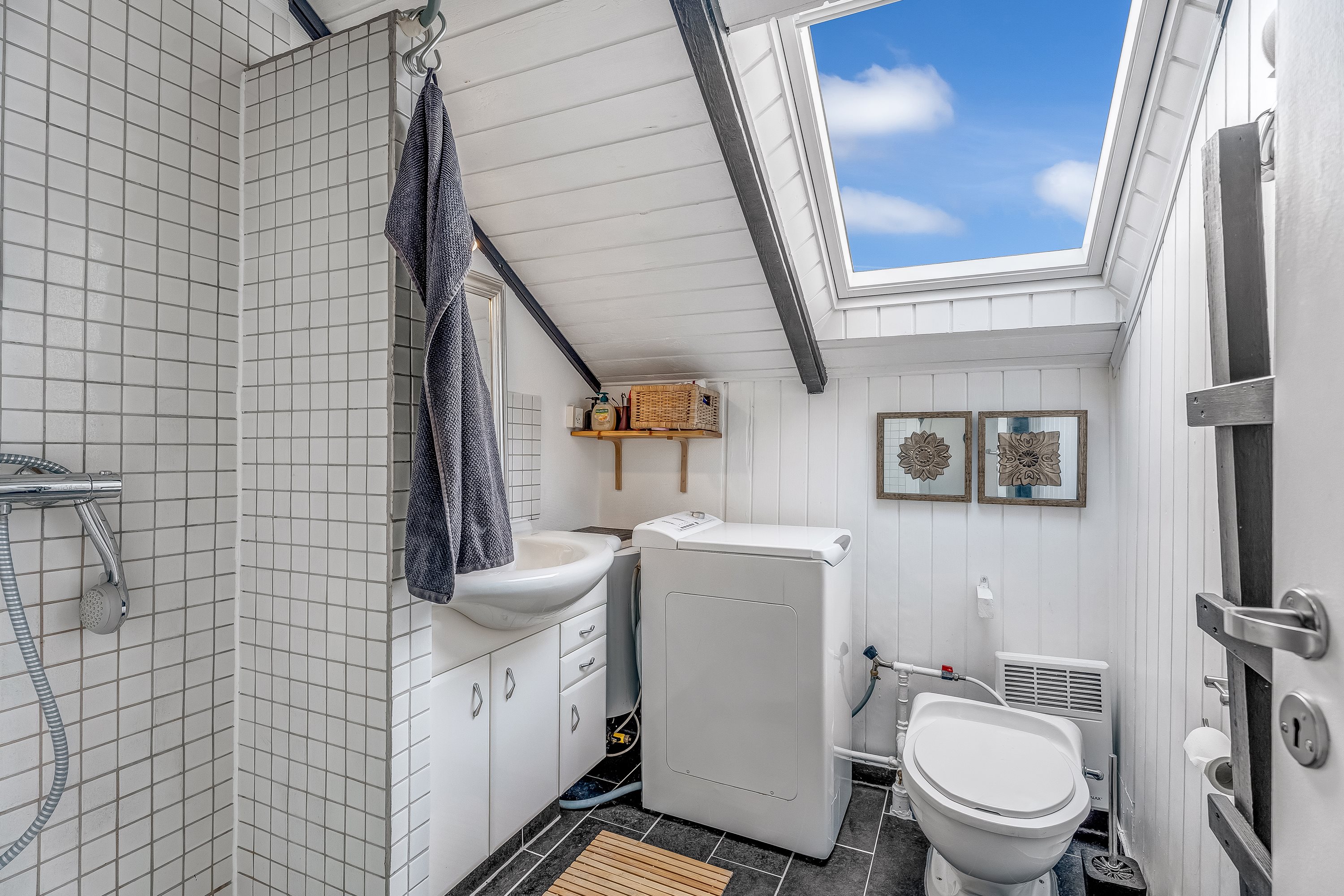 Fremhævet badeværelse billede i fuldskærmstilstand. Billede af Smedestræde 3, Hummingen, 4983 Dannemare