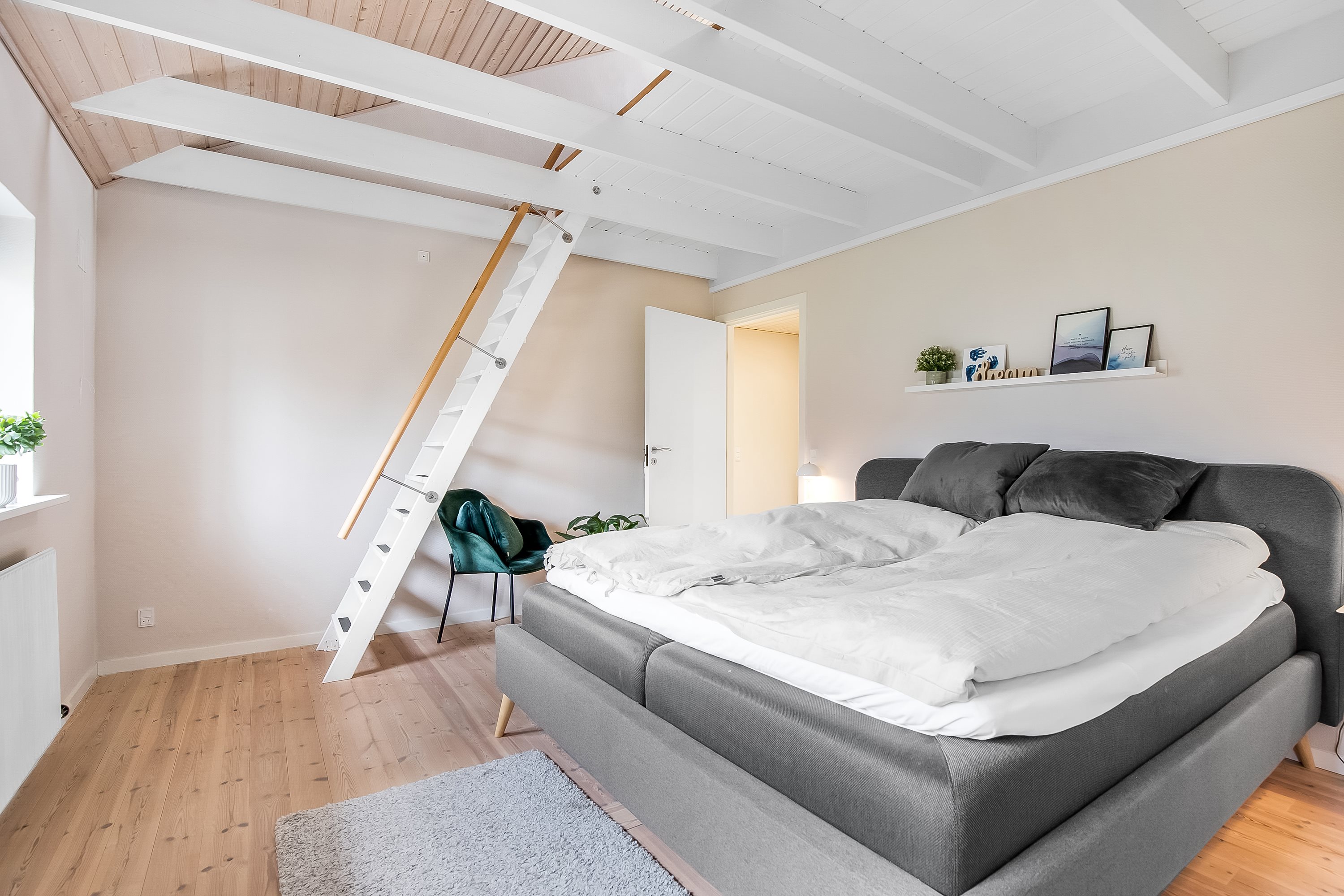 Fremhævet soveværelse billede i fuldskærmstilstand. Billede af Østerbæk 2, Hjarup, 6580 Vamdrup