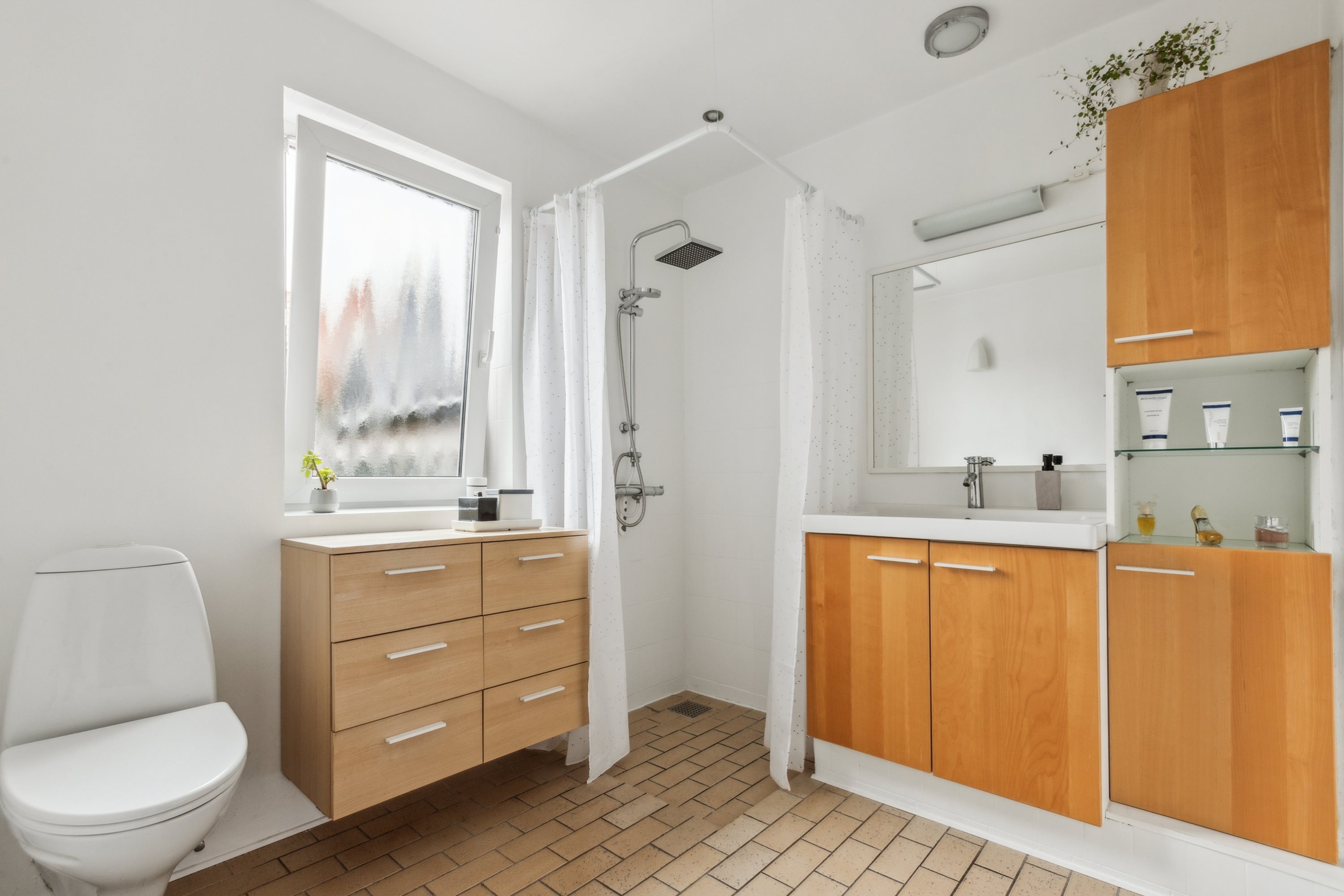 Fremhævet badeværelse billede i fuldskærmstilstand. Billede af Sophus Falcks Alle 13, 2791 Dragør