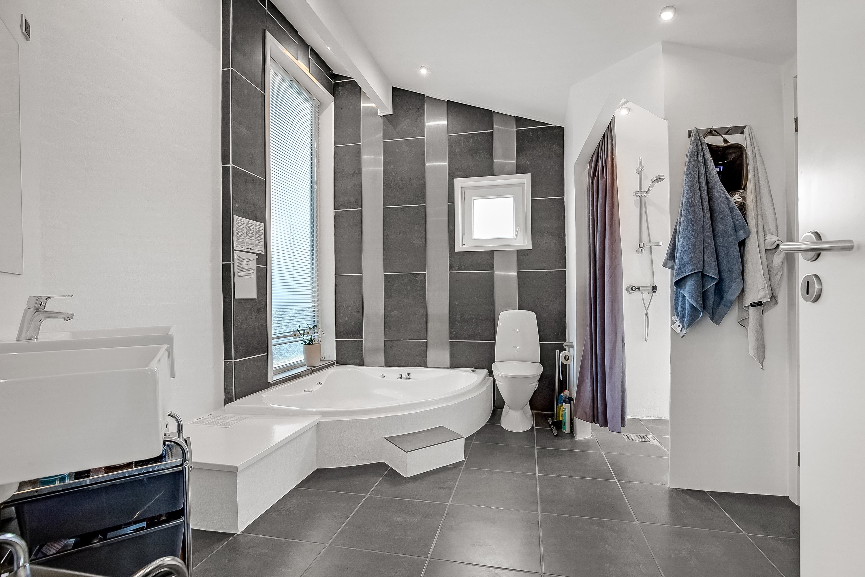 Fremhævet badeværelse billede i fuldskærmstilstand. Billede af Rugmarken 30, Grønninghoved, 6093 Sjølund