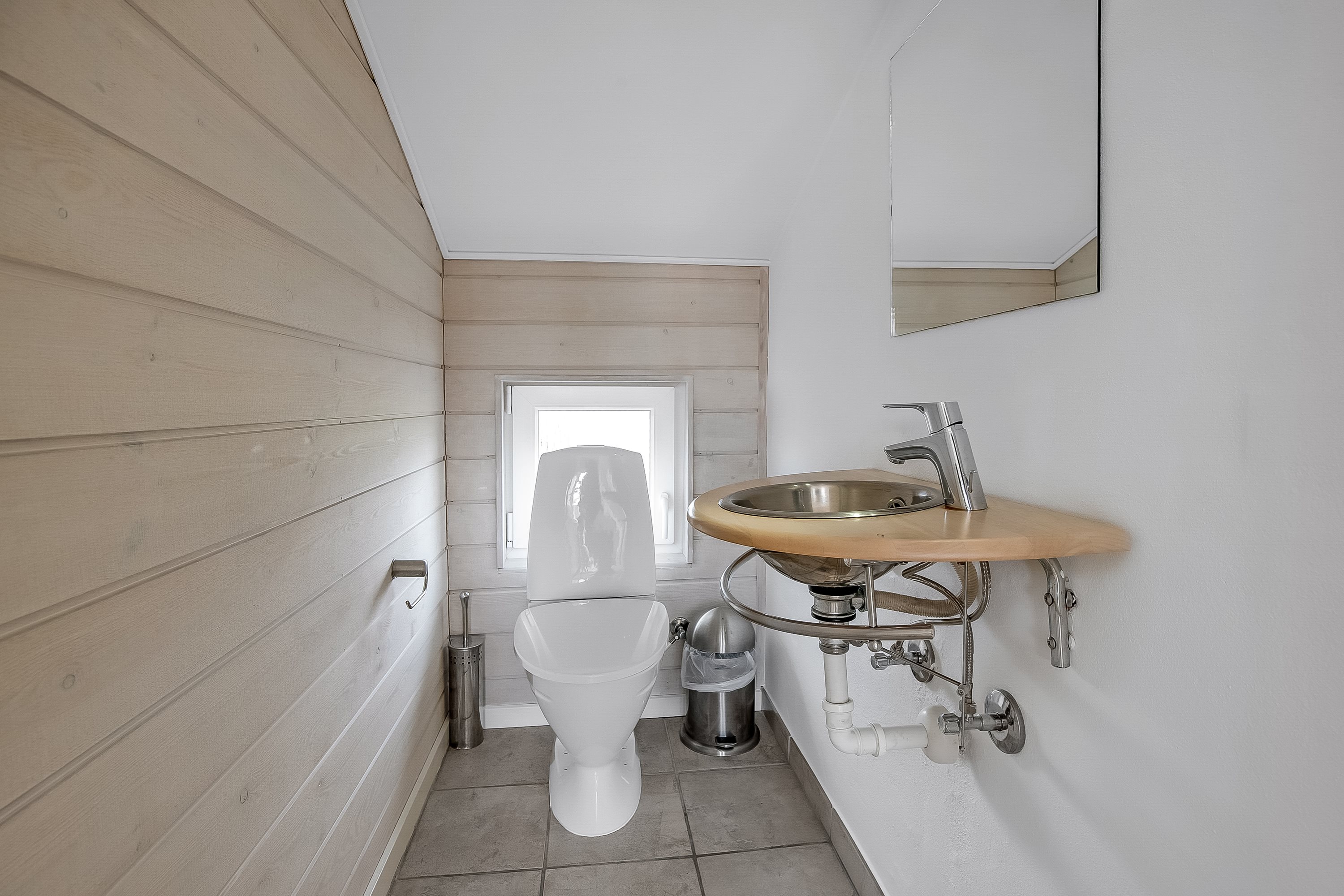 Fremhævet toilet billede i fuldskærmstilstand. Billede af Rugmarken 30, Grønninghoved, 6093 Sjølund