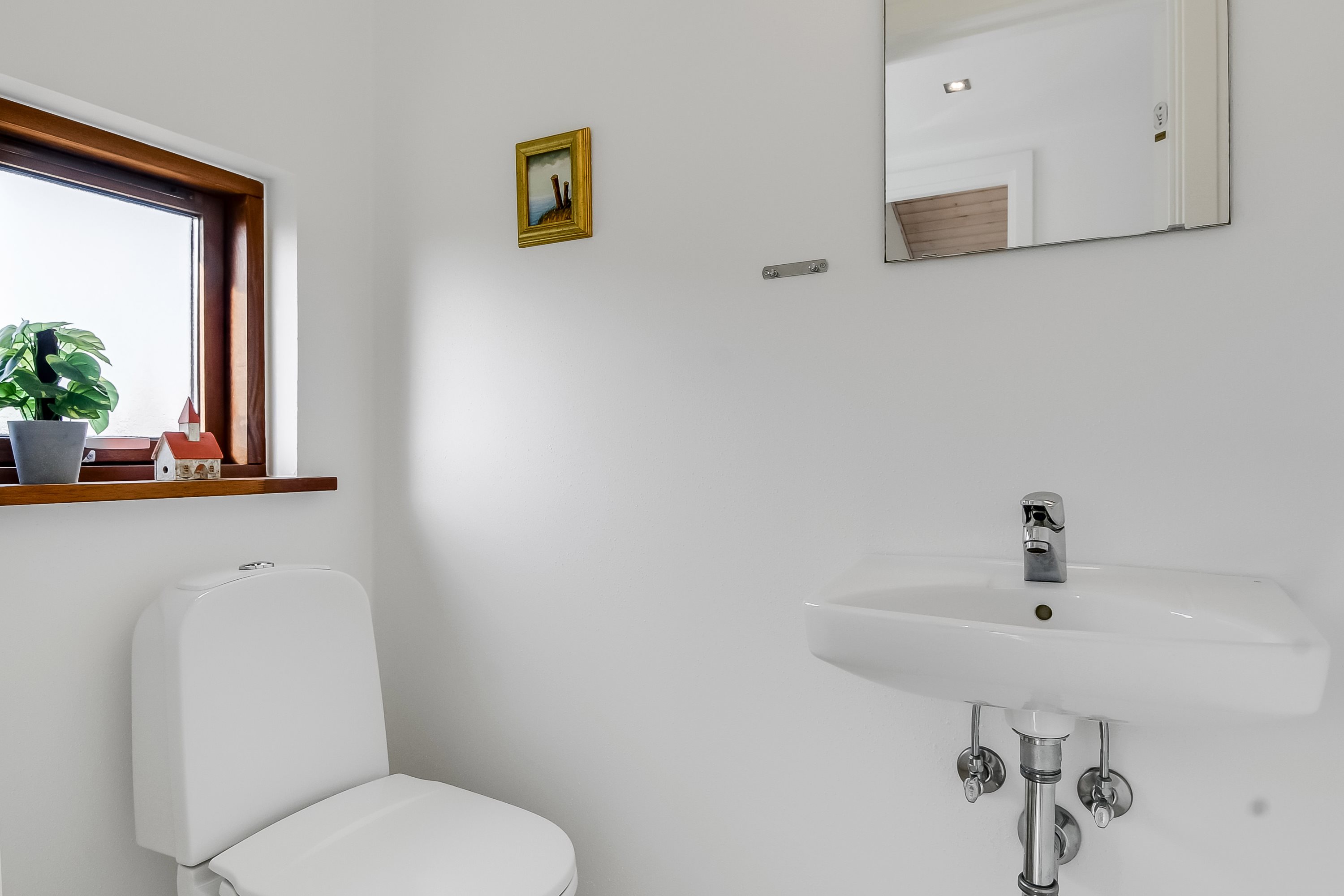 Fremhævet toilet billede i fuldskærmstilstand. Billede af Klitengene 1, Thorsminde, 6990 Ulfborg