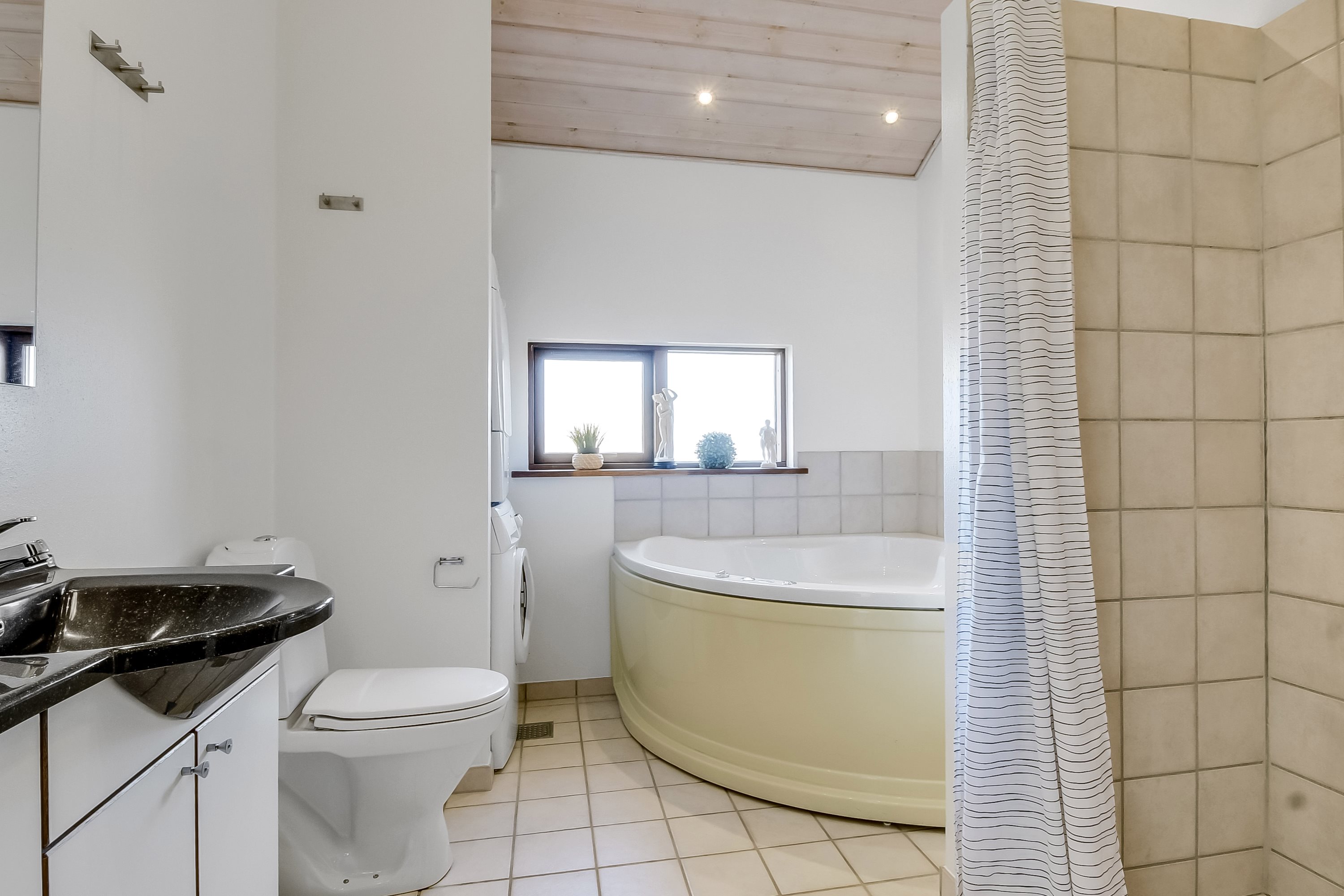 Fremhævet badeværelse billede i fuldskærmstilstand. Billede af Klitengene 1, Thorsminde, 6990 Ulfborg