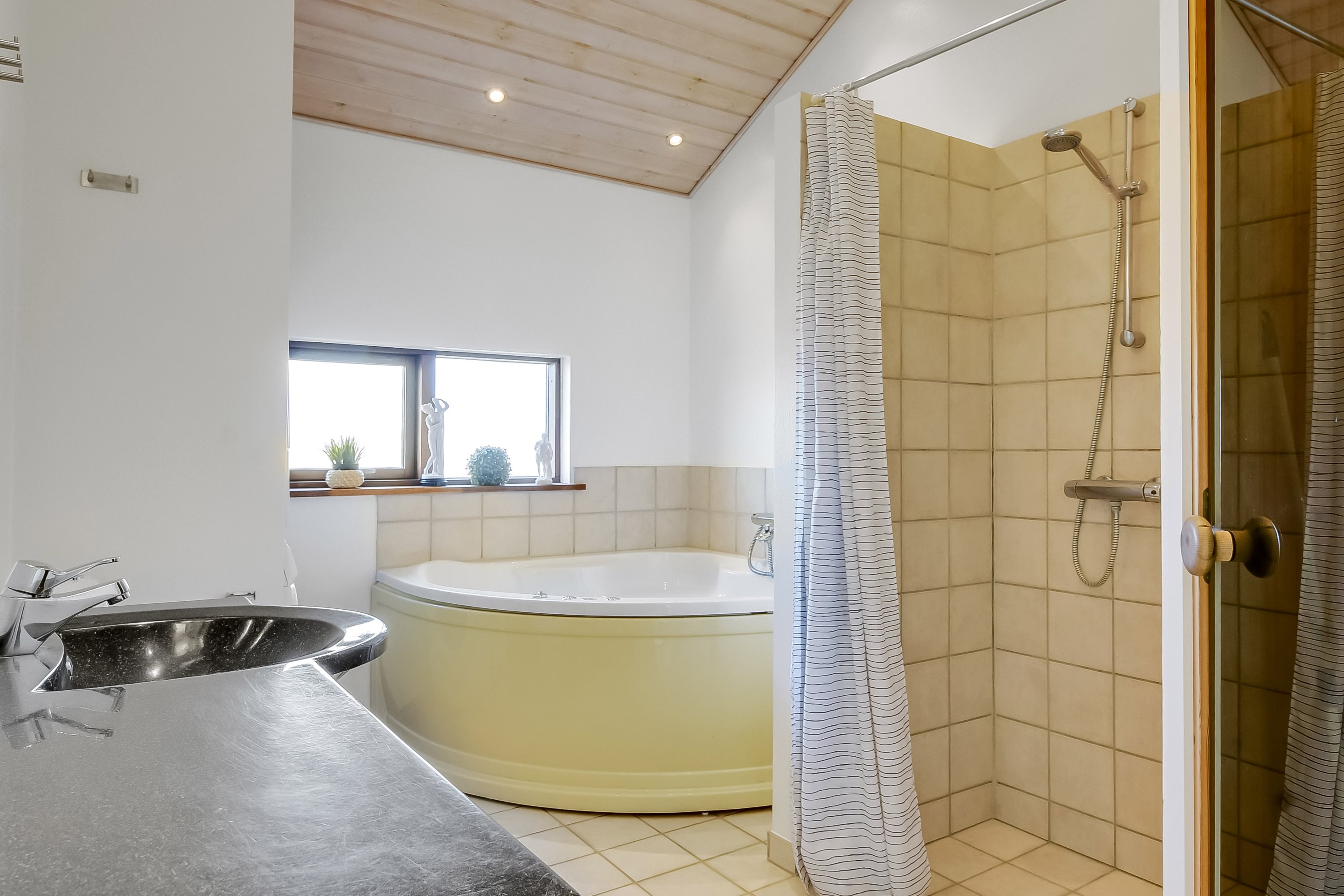 Fremhævet badeværelse billede i fuldskærmstilstand. Billede af Klitengene 1, Thorsminde, 6990 Ulfborg