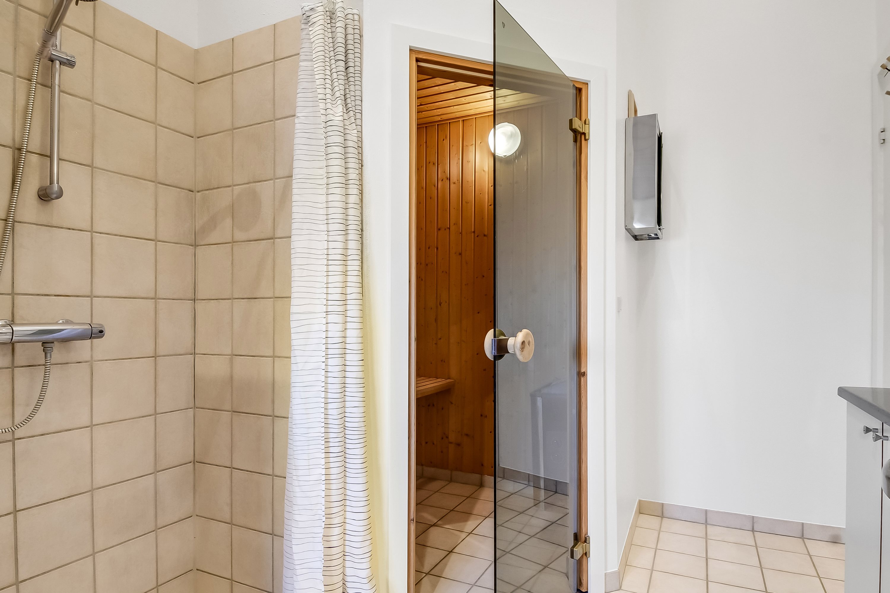 Fremhævet badeværelse billede i fuldskærmstilstand. Billede af Klitengene 1, Thorsminde, 6990 Ulfborg