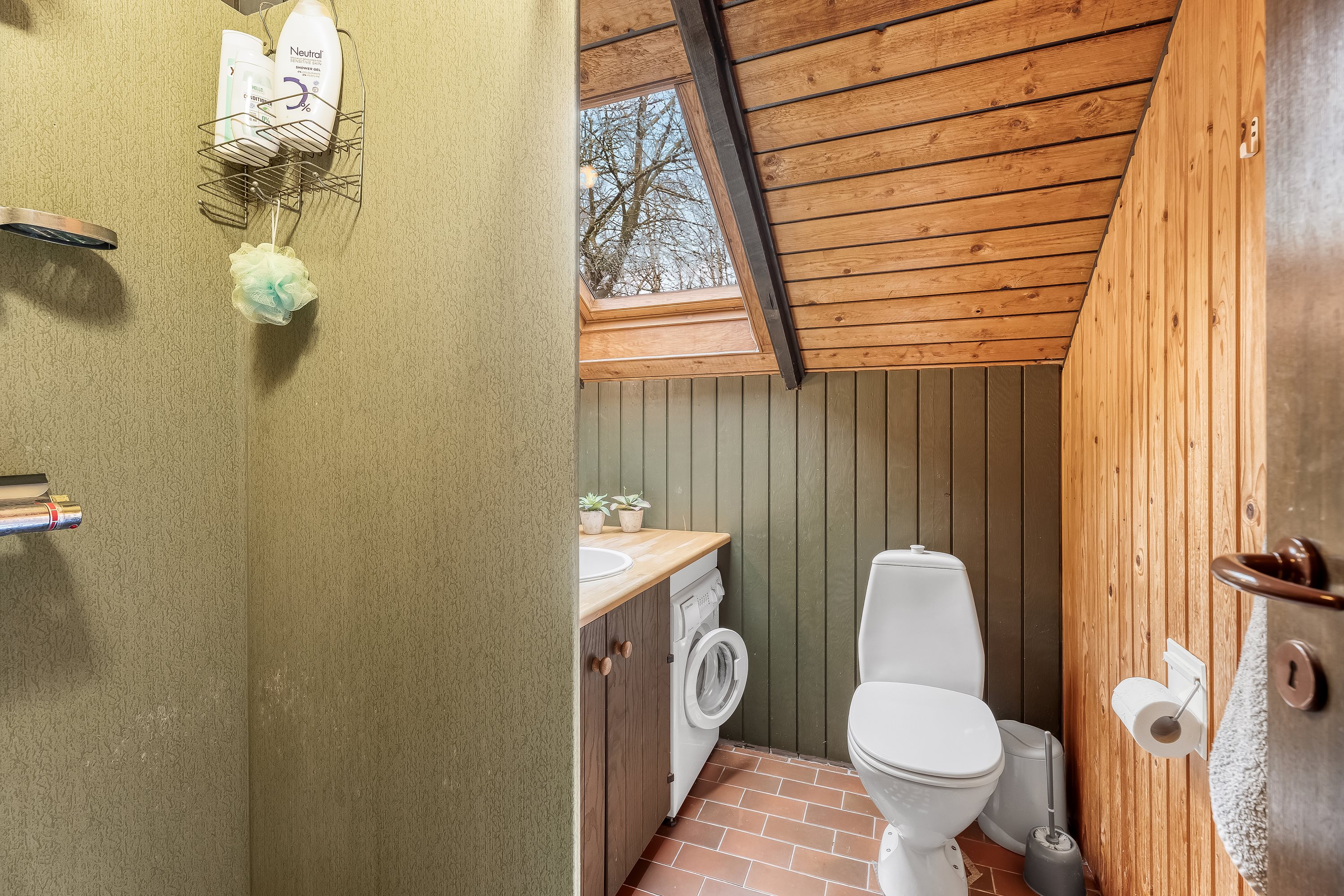 Fremhævet badeværelse billede i fuldskærmstilstand. Billede af Askø Strandvig 84, 4942 Askø