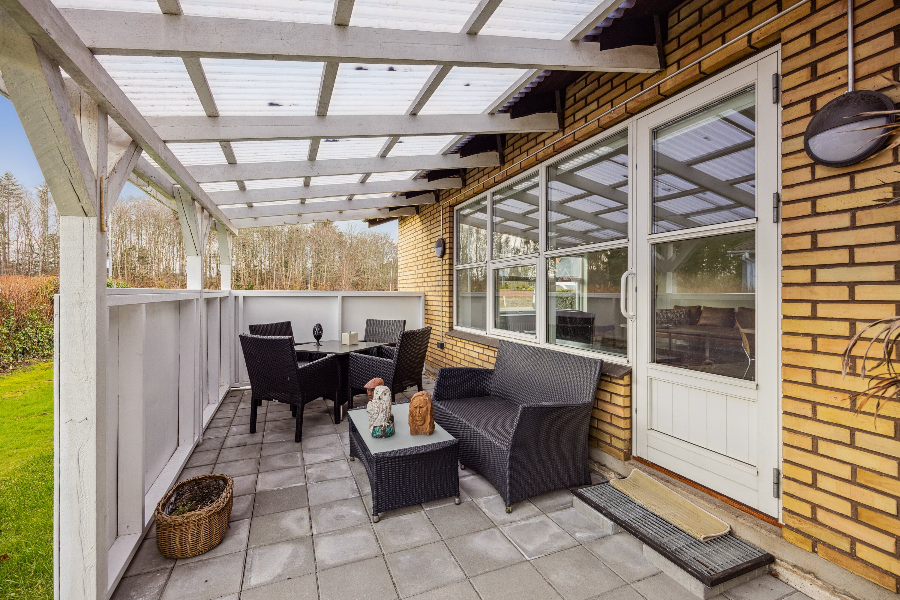 Fremhævet terrasse billede i fuldskærmstilstand. Billede af Strandvejen 148, Hou, 9370 Hals