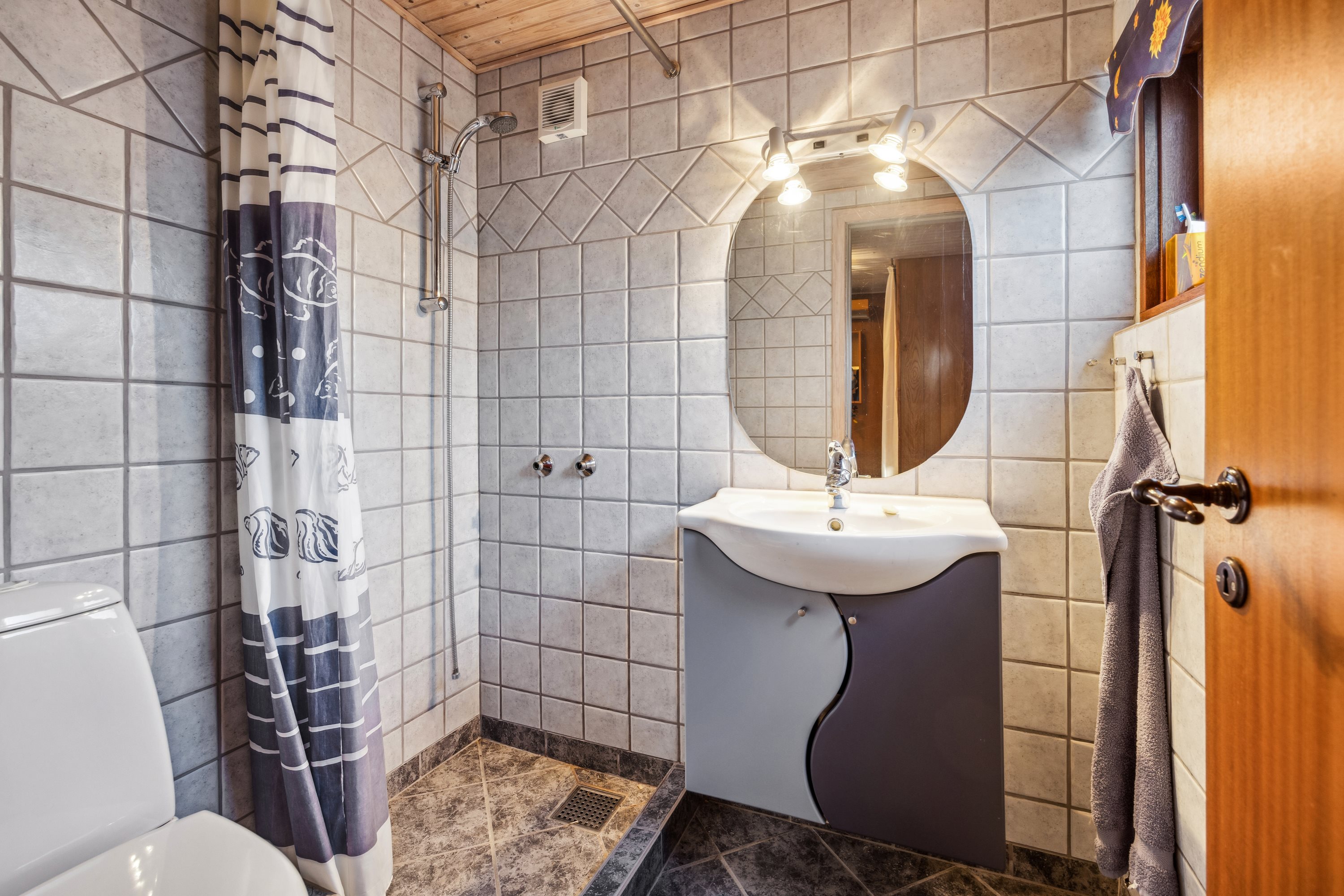 Fremhævet badeværelse billede i fuldskærmstilstand. Billede af Skovvej 9, 9370 Hals