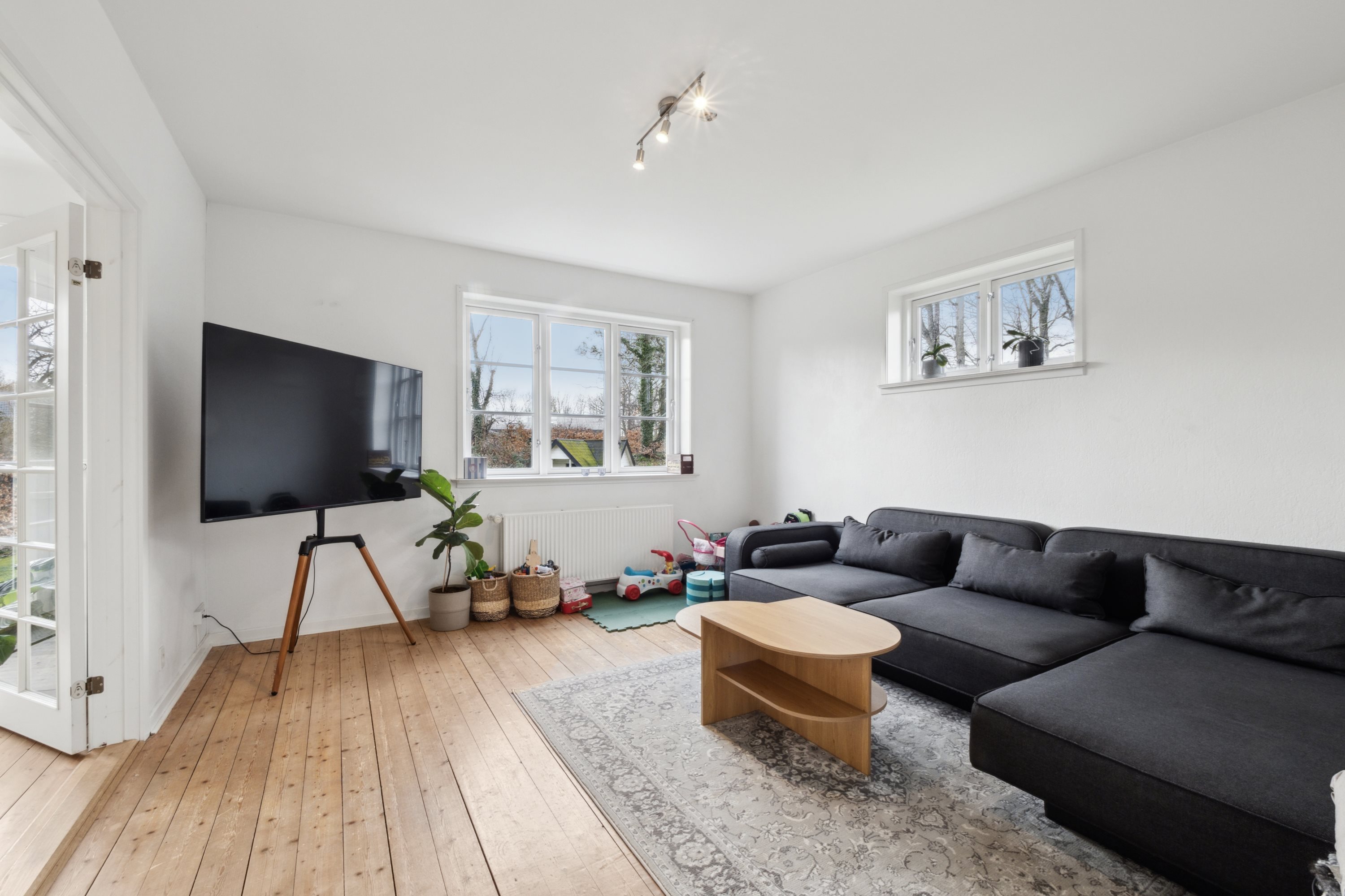 Fremhævet stue billede i fuldskærmstilstand. Billede af Kildedalsvej 4, 8832 Skals