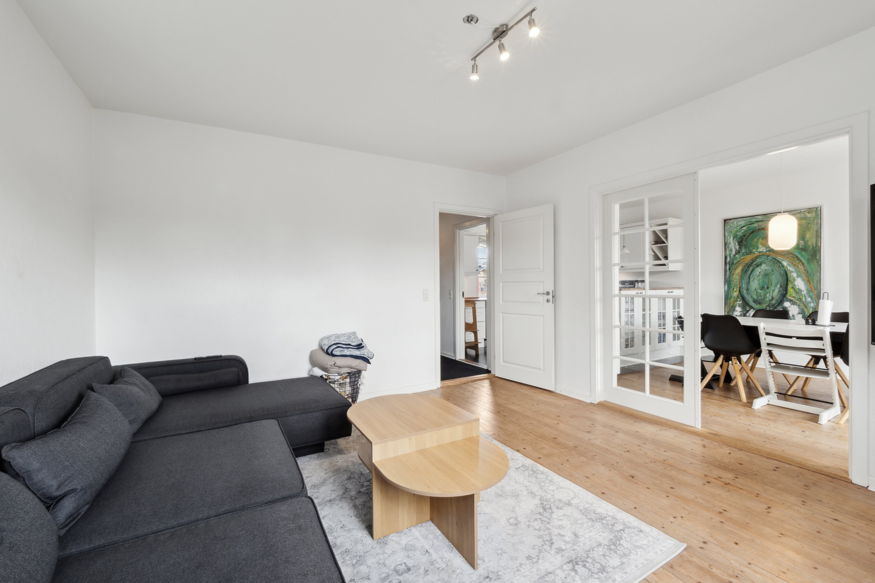 Fremhævet stue billede i fuldskærmstilstand. Billede af Kildedalsvej 4, 8832 Skals