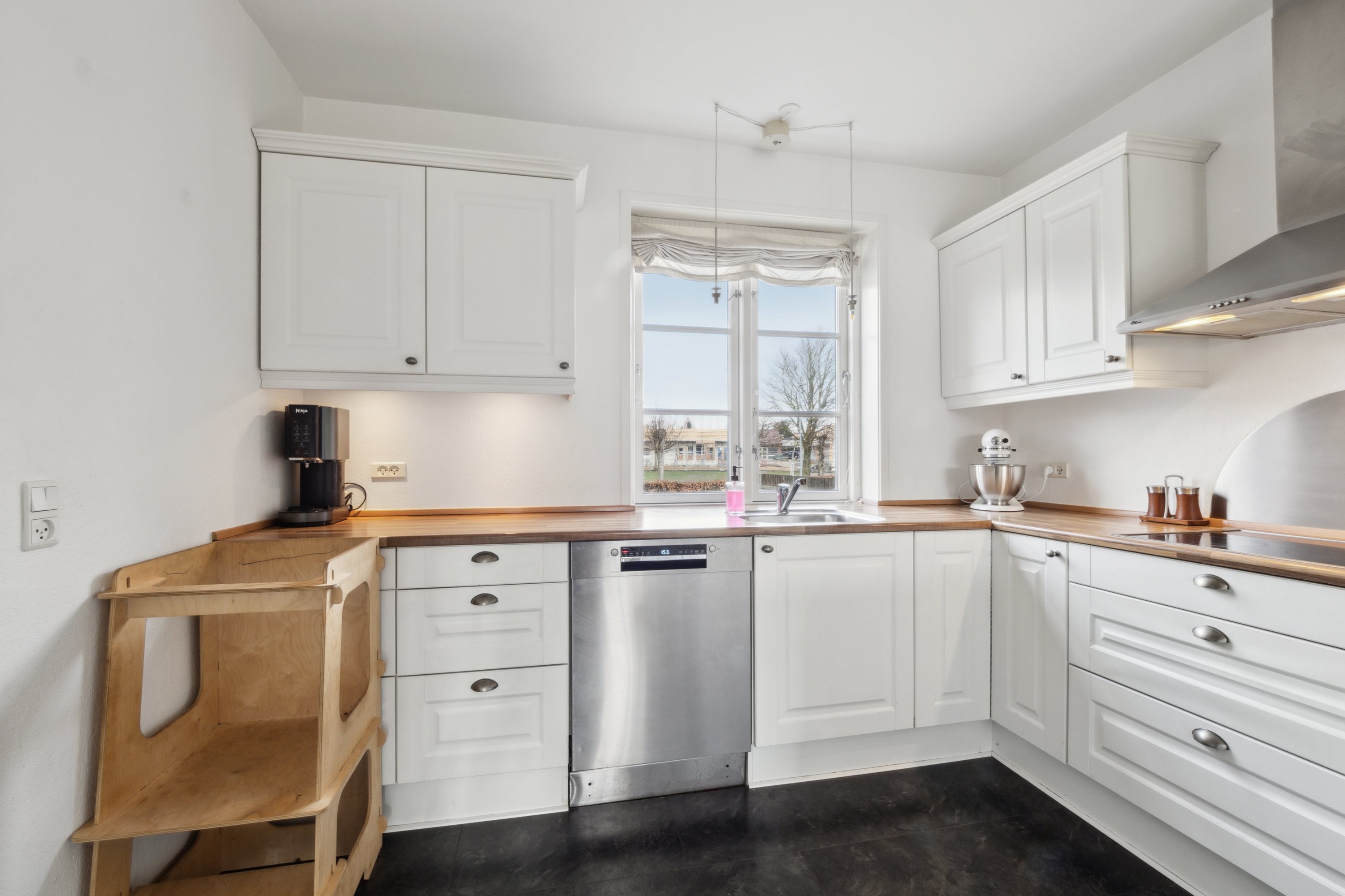 Fremhævet køkken billede i fuldskærmstilstand. Billede af Kildedalsvej 4, 8832 Skals