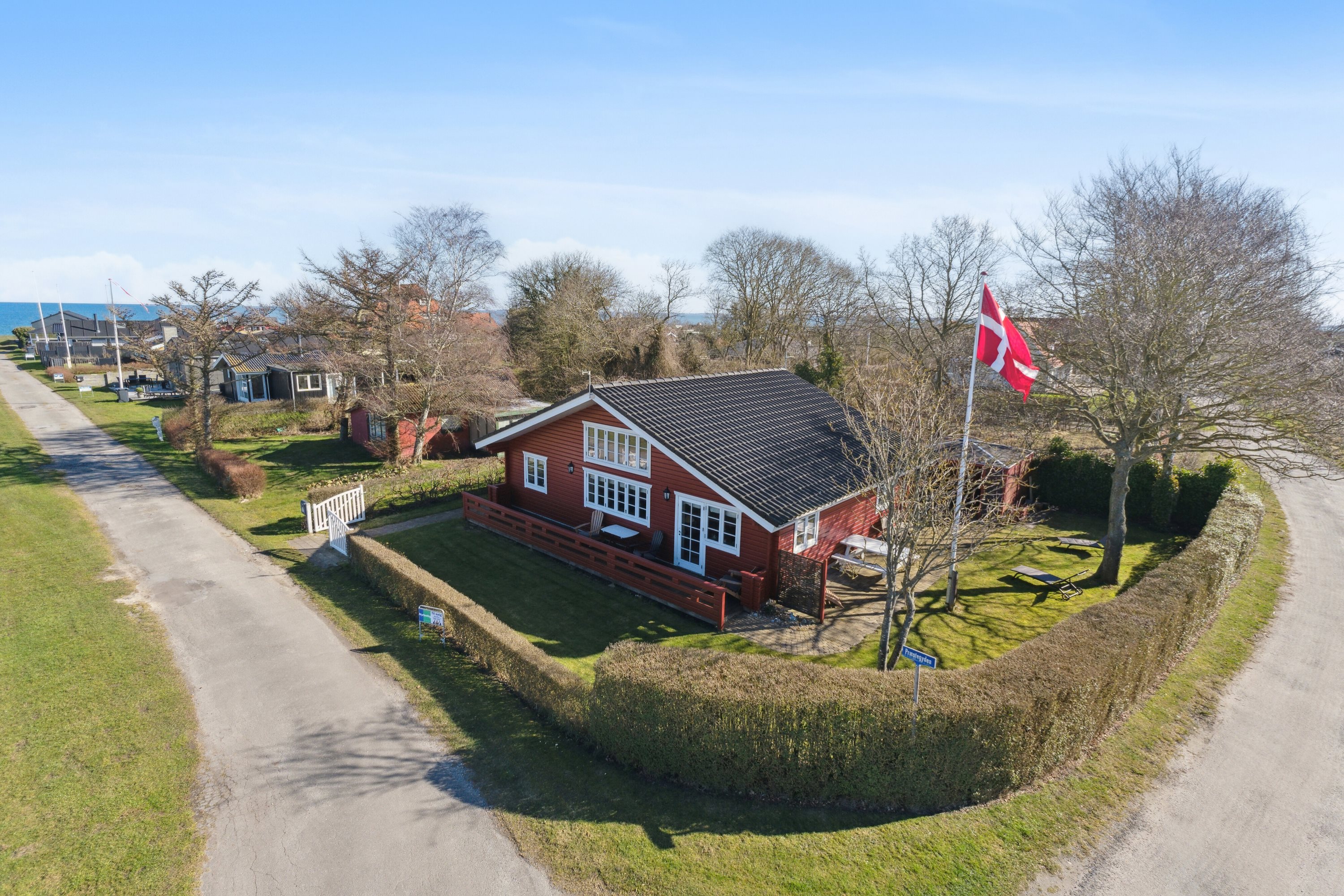 Fremhævet set fra vejen billede i fuldskærmstilstand. Billede af Præstegyden 1, Kristiansminde, 5450 Otterup