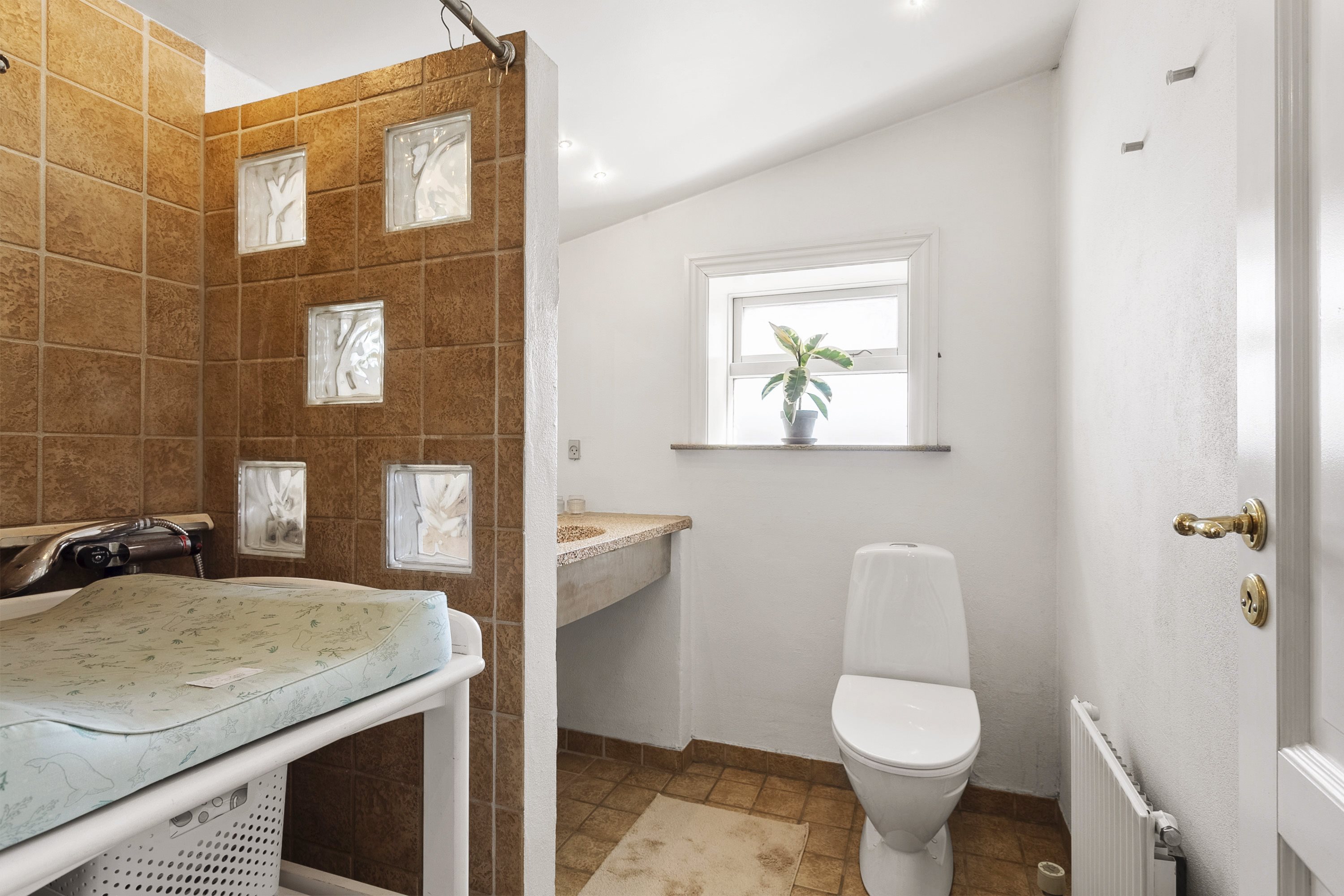 Fremhævet toilet billede i fuldskærmstilstand. Billede af Plantagevej 1, 6600 Vejen