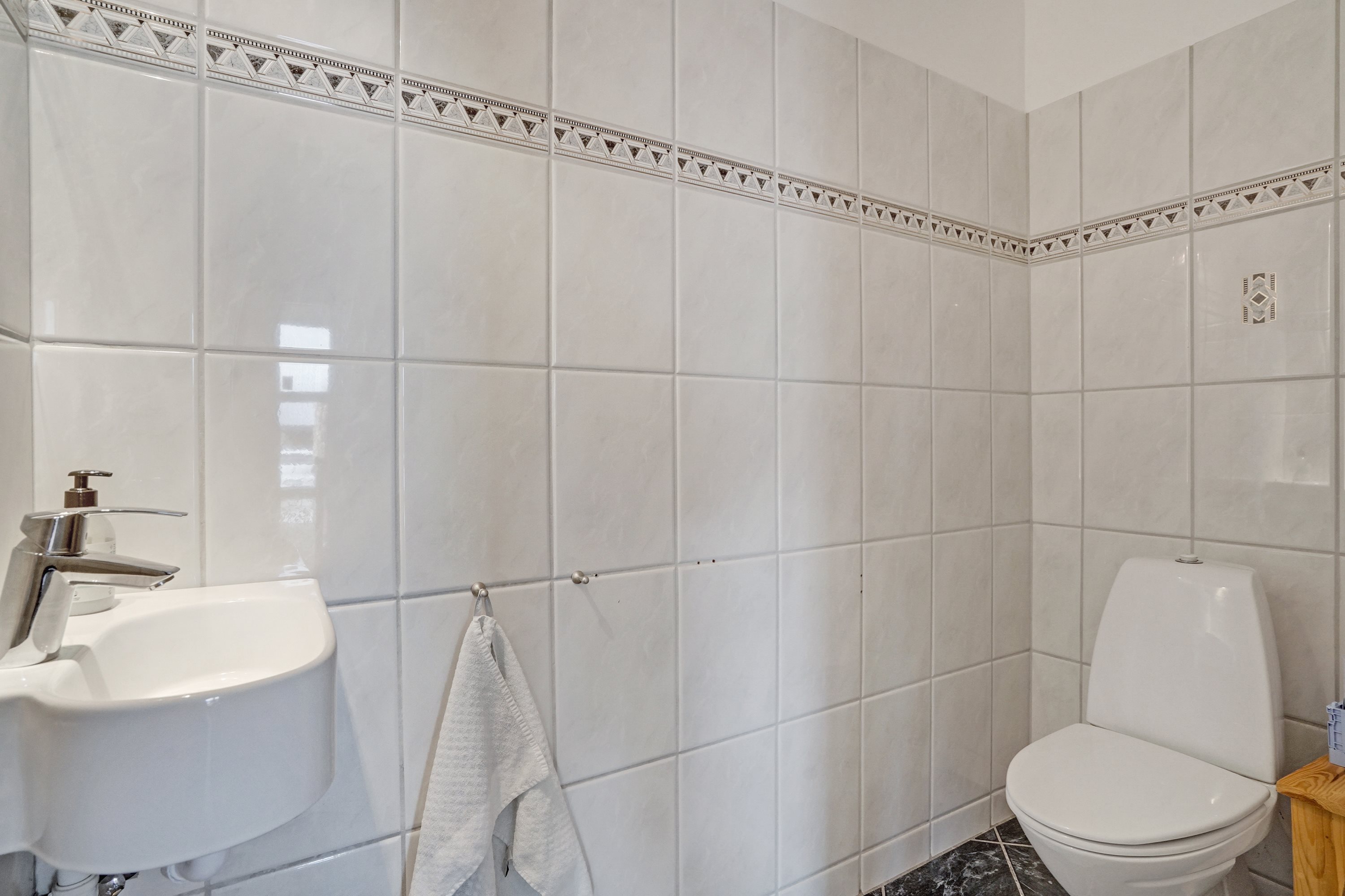 Fremhævet toilet billede i fuldskærmstilstand. Billede af Vangen 14A, Tved, 6000 Kolding