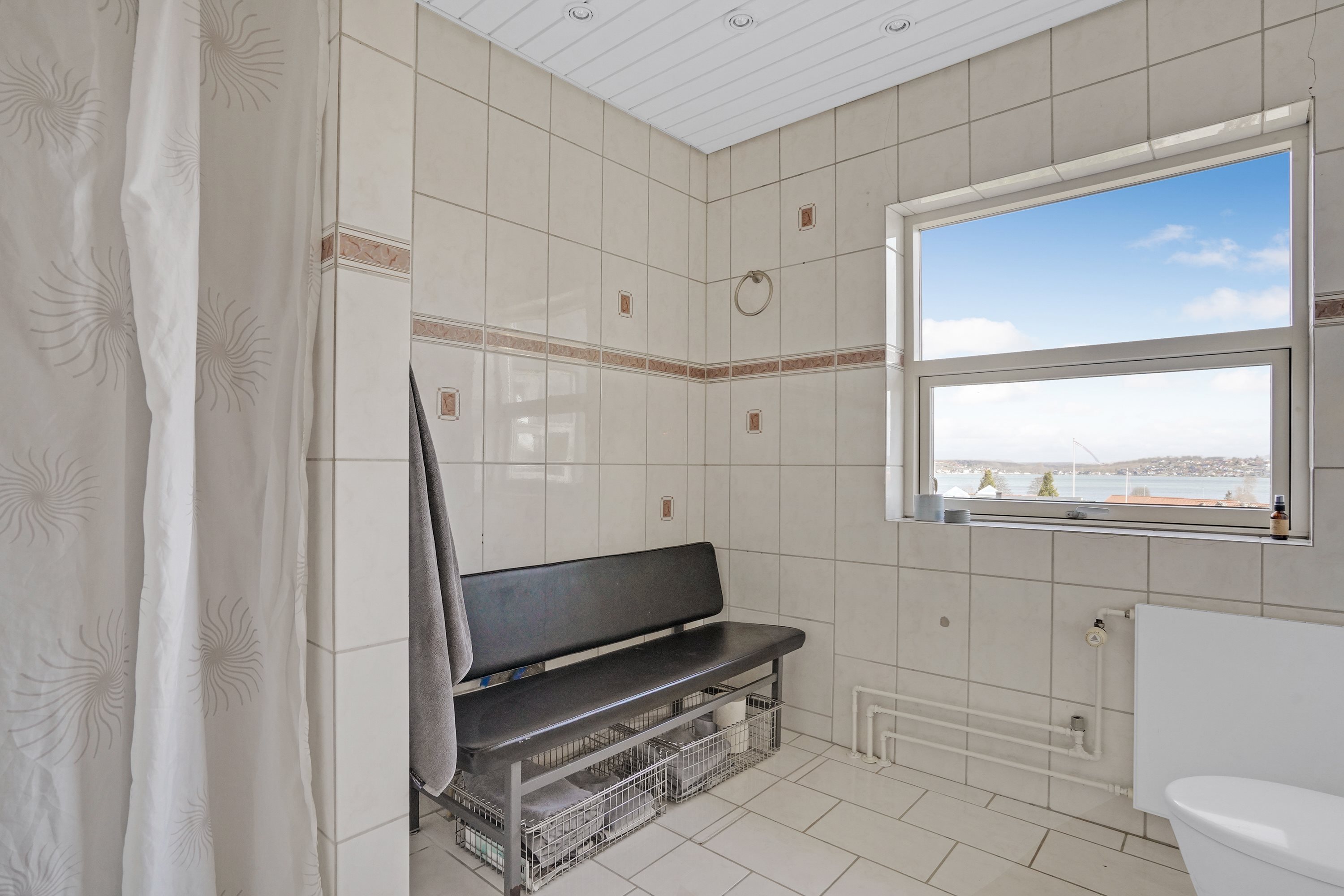 Fremhævet badeværelse billede i fuldskærmstilstand. Billede af Vangen 14A, Tved, 6000 Kolding