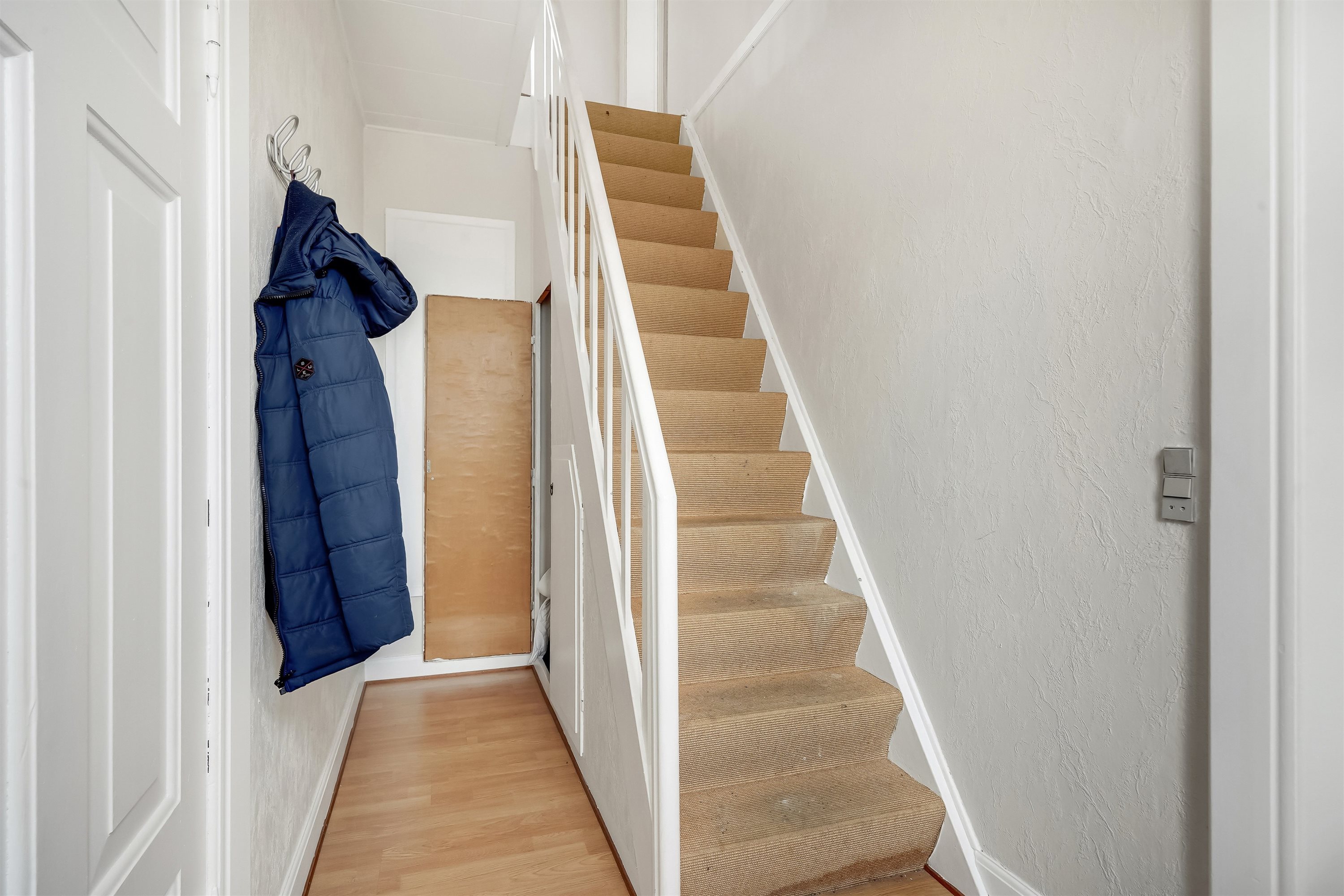 Fremhævet entré til 1.sal billede i fuldskærmstilstand. Billede af Hornelund 3, Horne, 6800 Varde