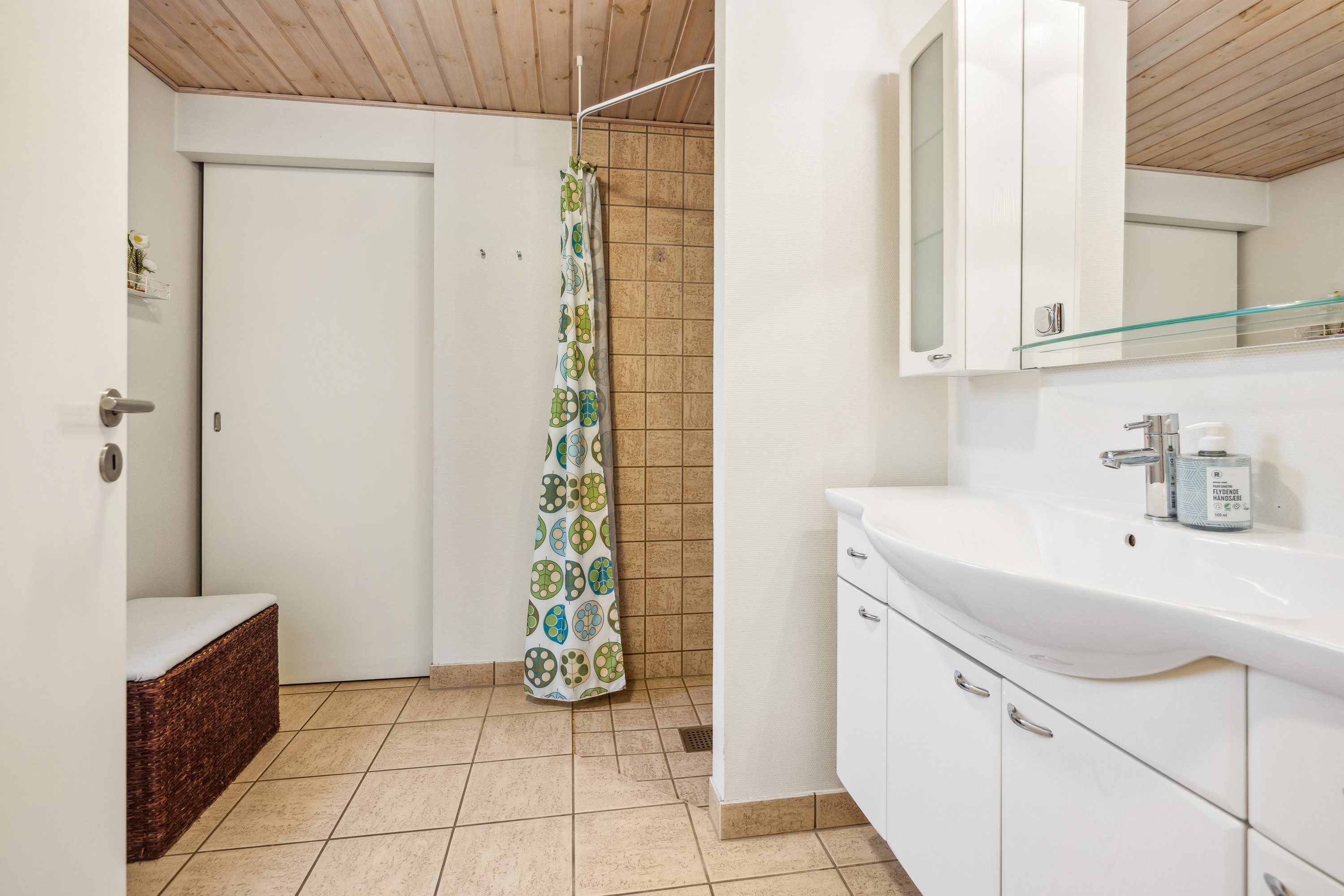 Fremhævet badeværelse billede i fuldskærmstilstand. Billede af Lille Strandgaard 30, 9370 Hals