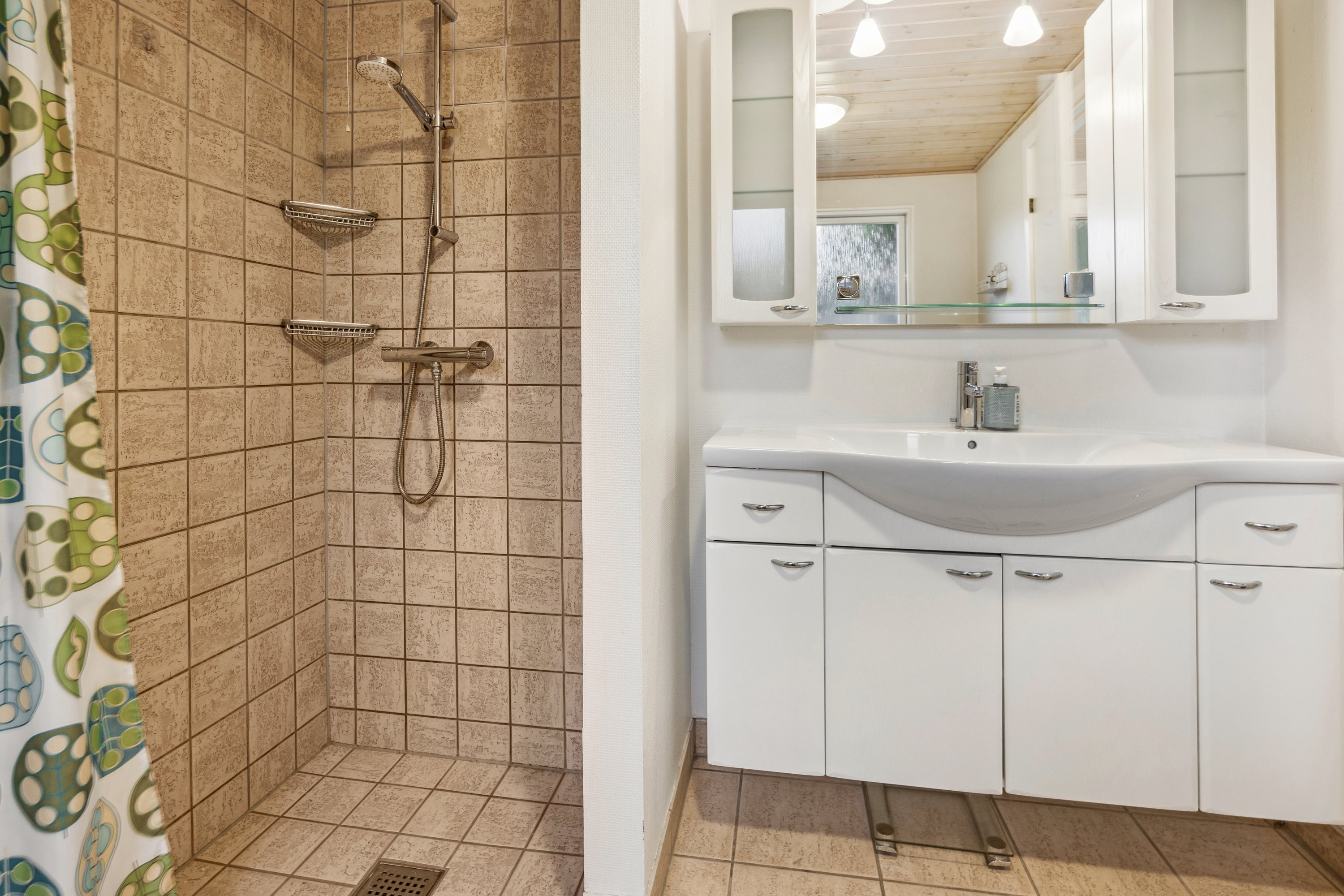 Fremhævet badeværelse billede i fuldskærmstilstand. Billede af Lille Strandgaard 30, 9370 Hals