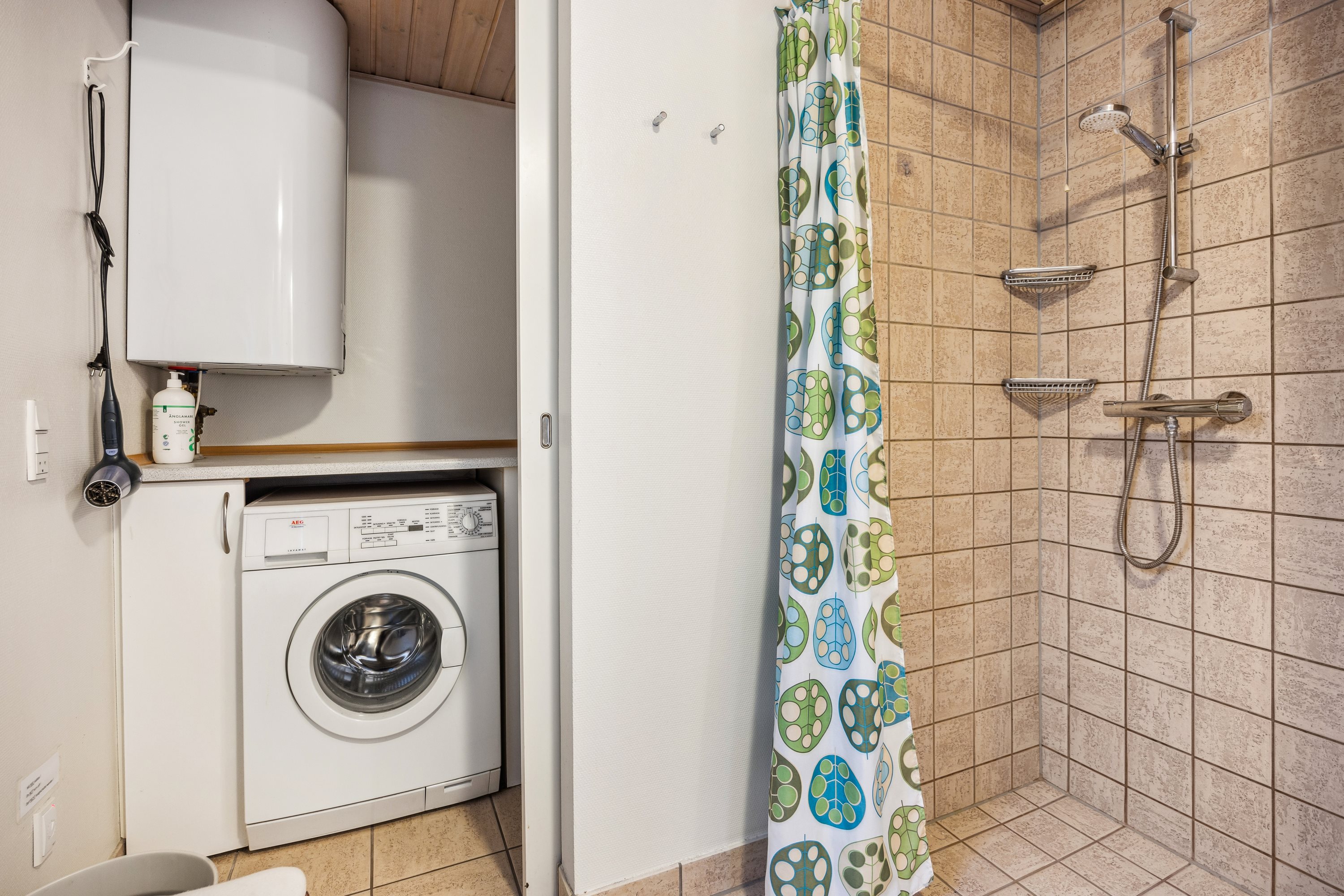 Fremhævet badeværelse billede i fuldskærmstilstand. Billede af Lille Strandgaard 30, 9370 Hals