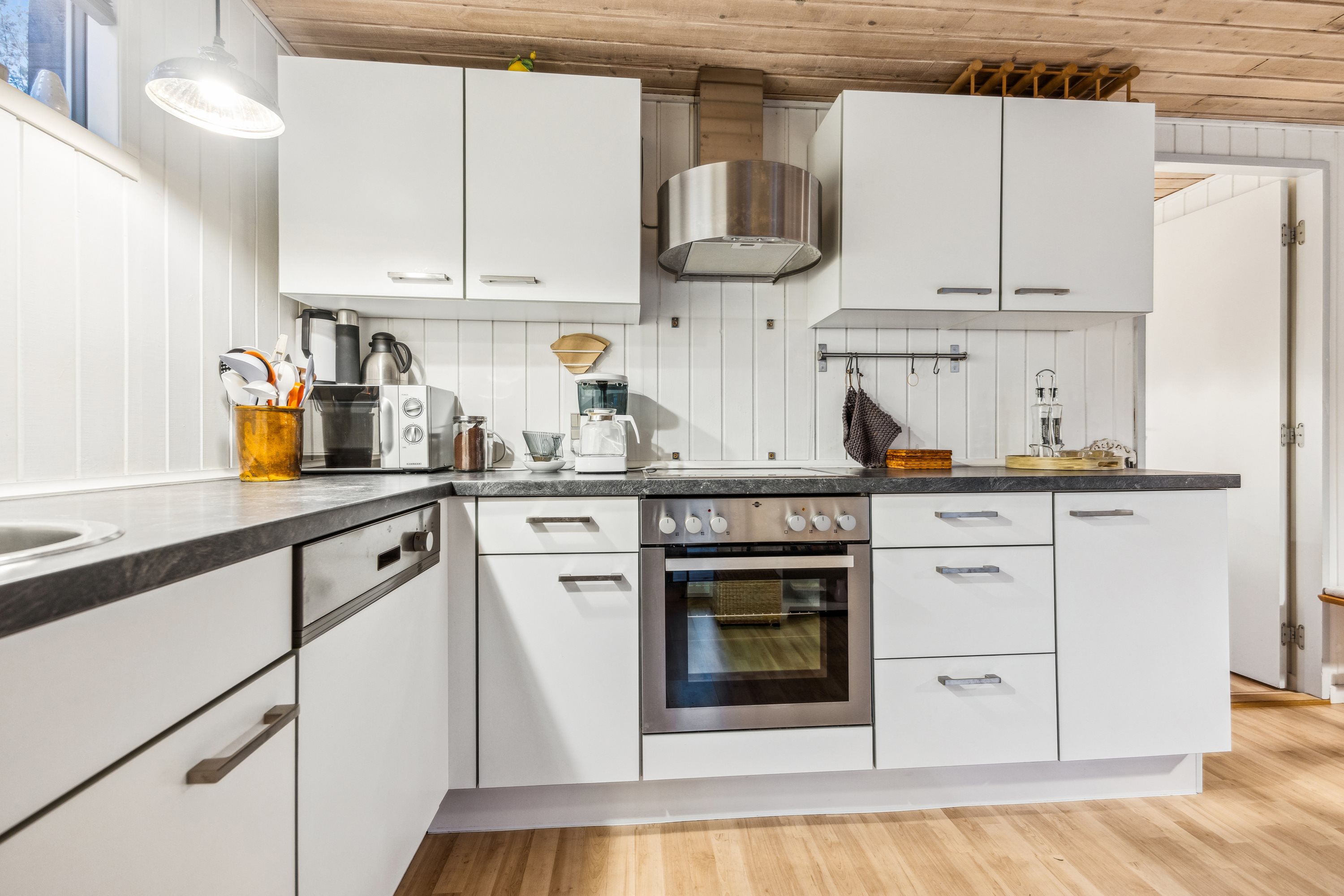 Fremhævet køkken billede i fuldskærmstilstand. Billede af Nordmarksvej 18, 9370 Hals