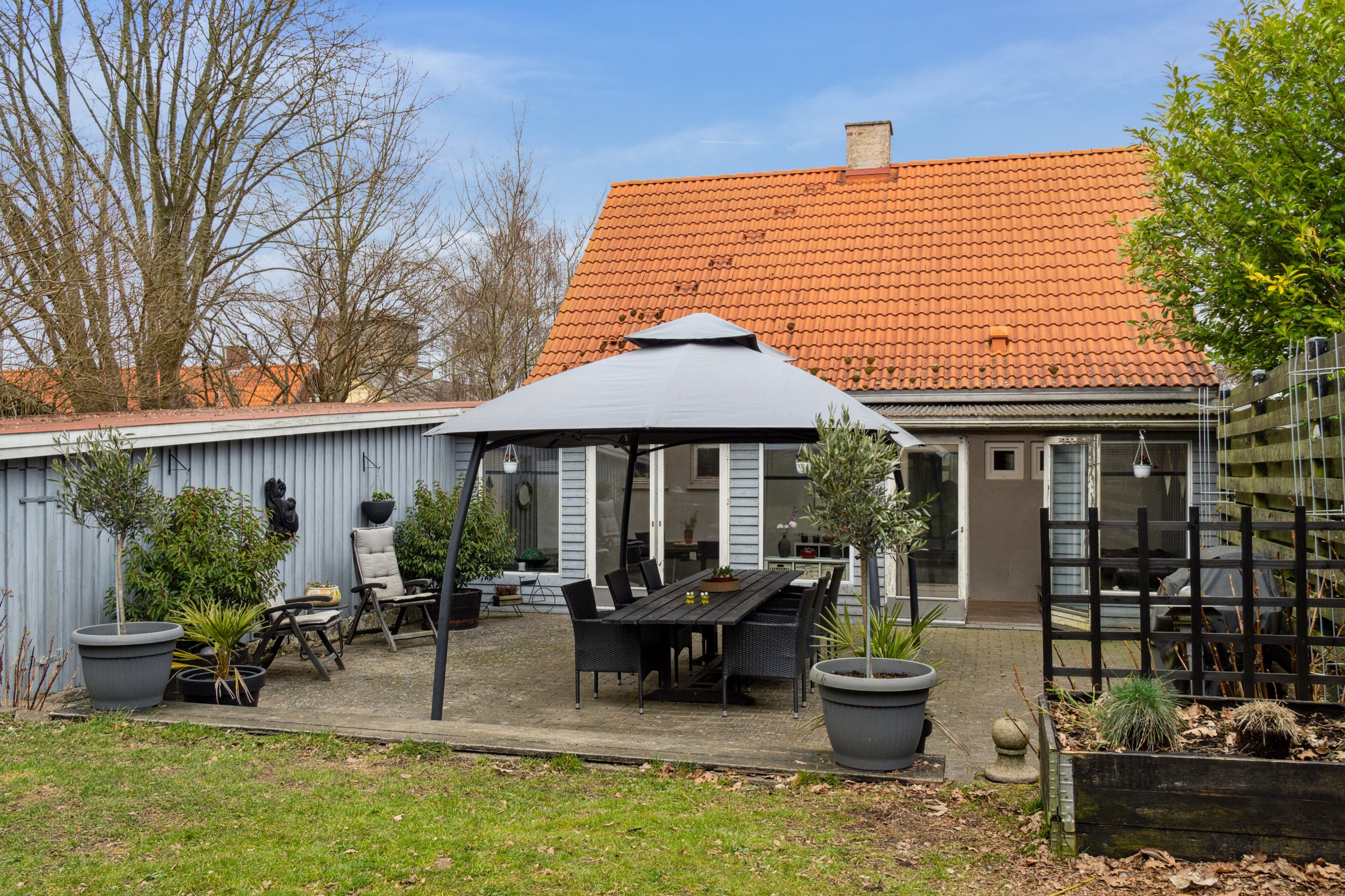 Fremhævet set fra haven billede i fuldskærmstilstand. Billede af Viemose Gade 89, 4771 Kalvehave