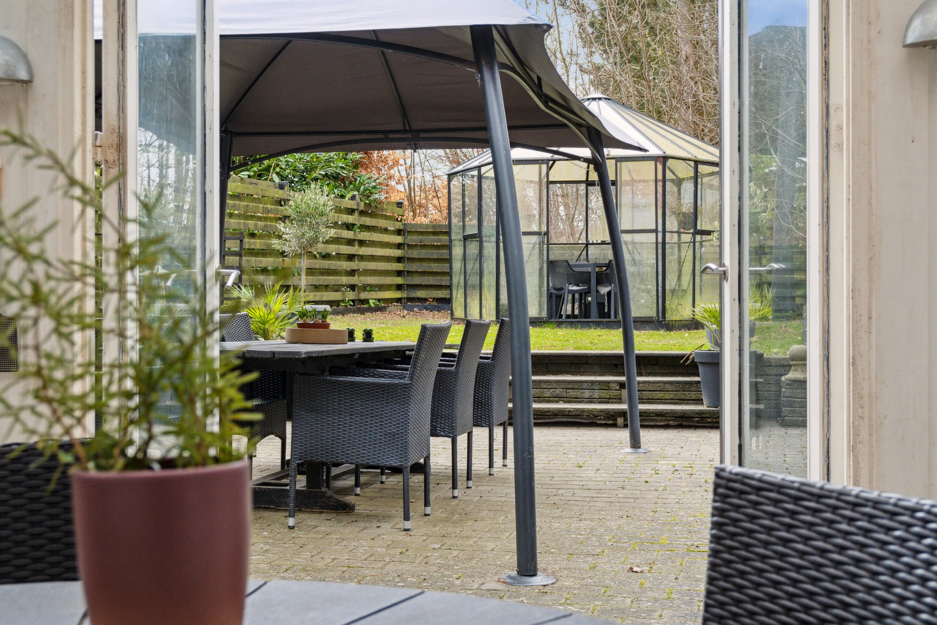 Fremhævet overdækket terrasse billede i fuldskærmstilstand. Billede af Viemose Gade 89, 4771 Kalvehave