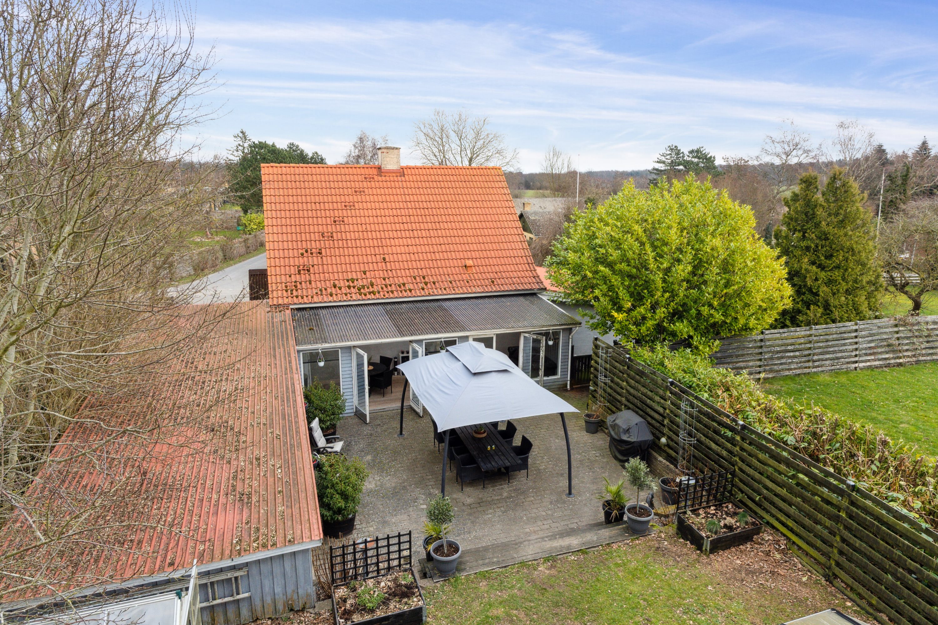 Fremhævet set fra haven billede i fuldskærmstilstand. Billede af Viemose Gade 89, 4771 Kalvehave