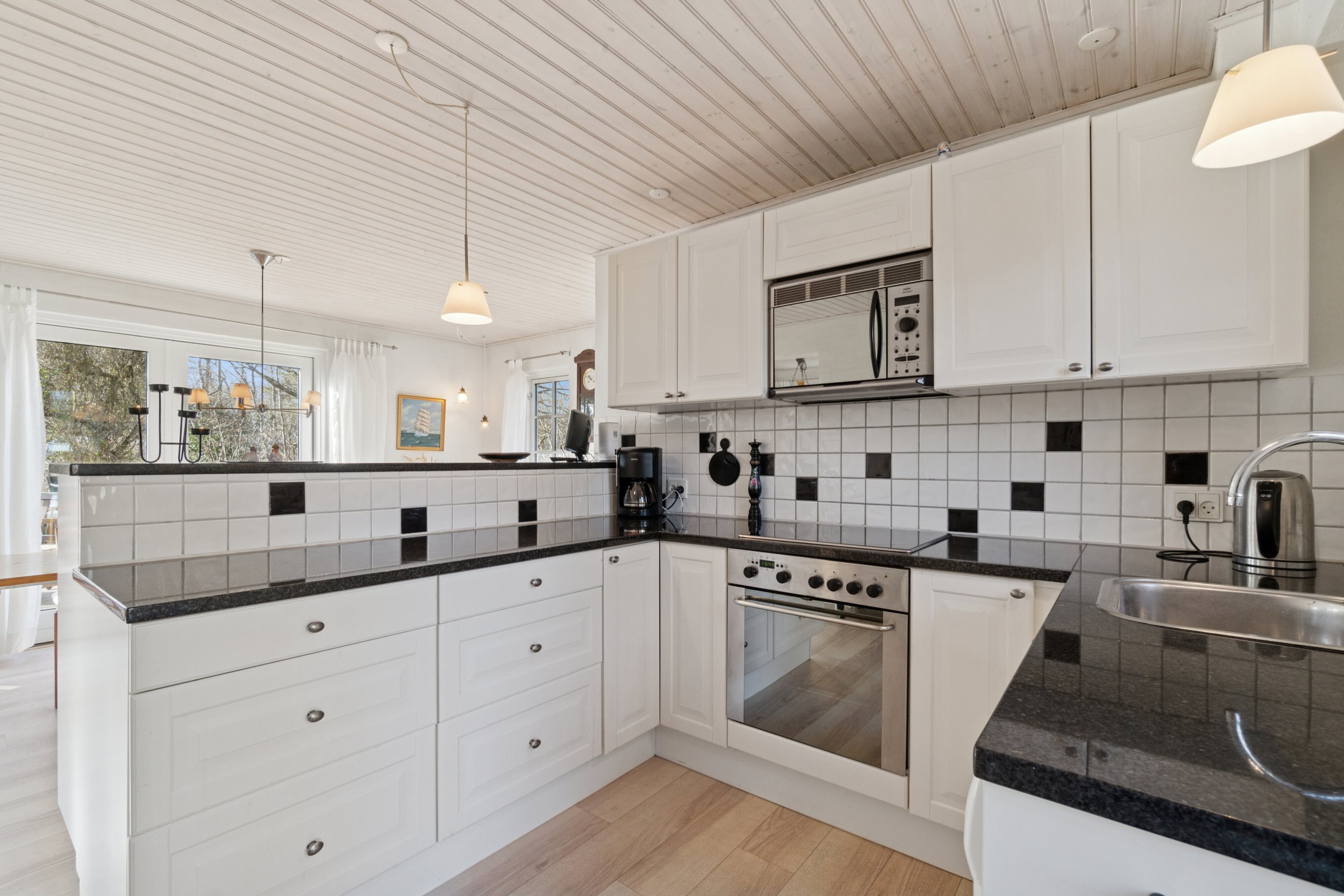 Fremhævet køkken billede i fuldskærmstilstand. Billede af Myrevej 5B, Balka, 3730 Nexø