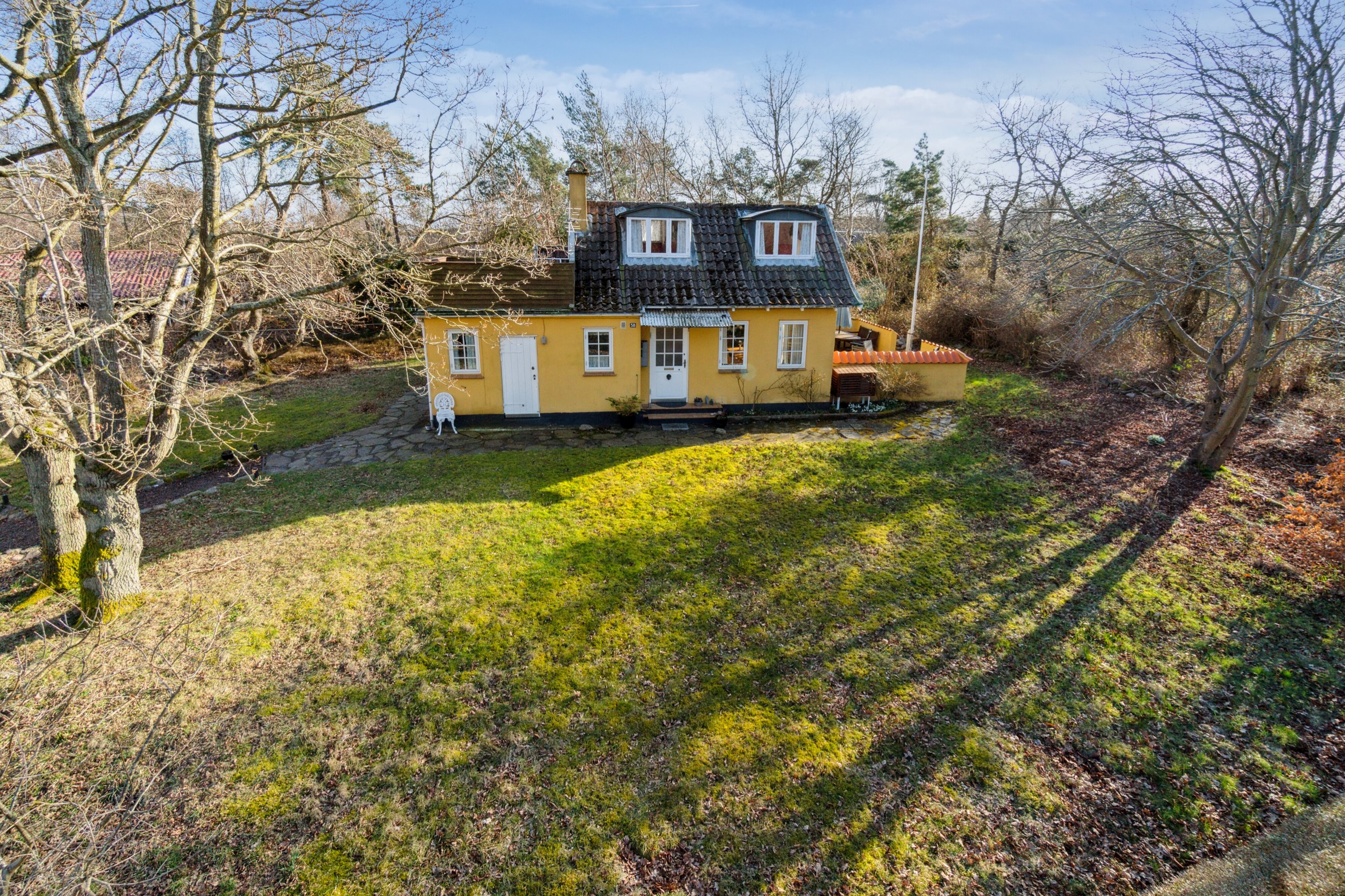 Fremhævet set fra haven billede i fuldskærmstilstand. Billede af Myrevej 5B, Balka, 3730 Nexø