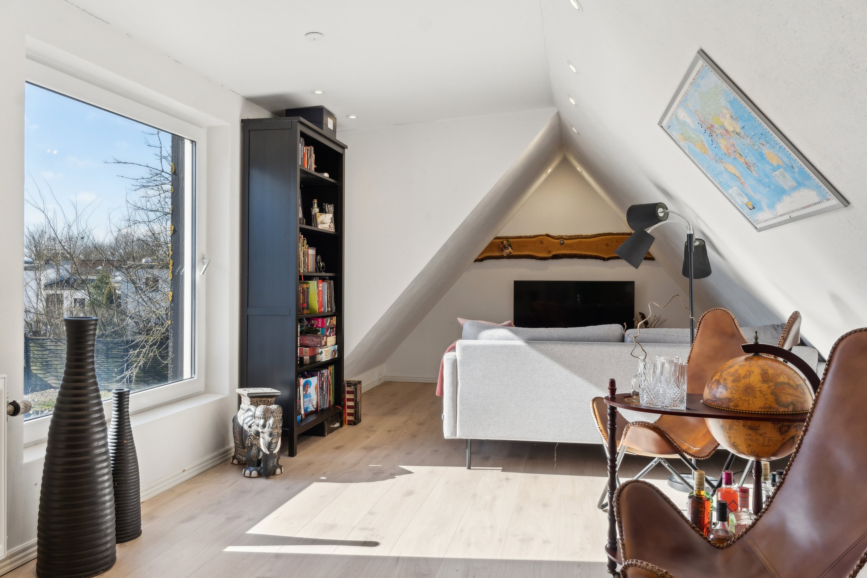 Fremhævet stue billede i fuldskærmstilstand. Billede af Sct Hans Vej 12, 9800 Hjørring