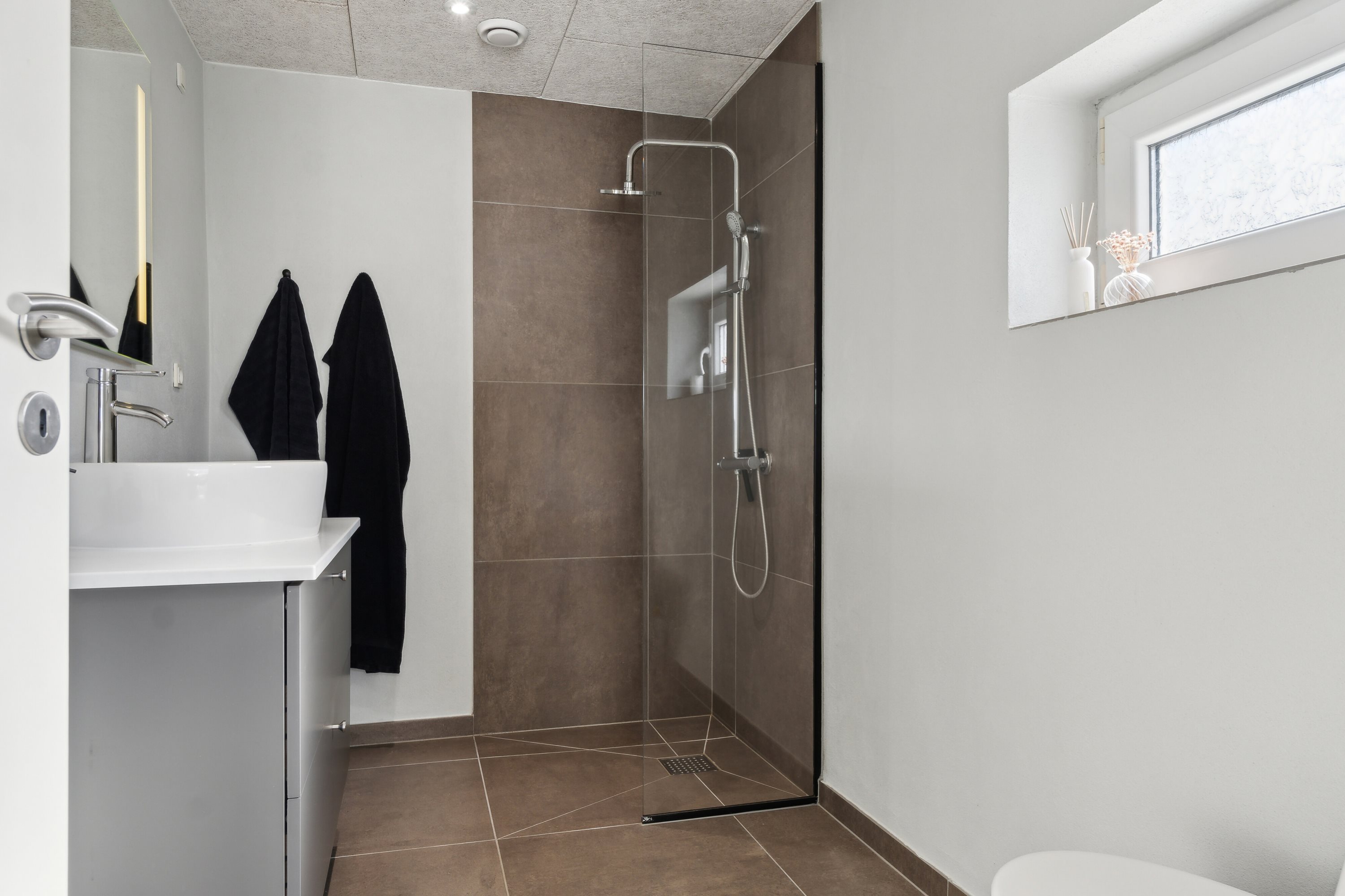 Fremhævet badeværelse billede i fuldskærmstilstand. Billede af Sct Hans Vej 12, 9800 Hjørring