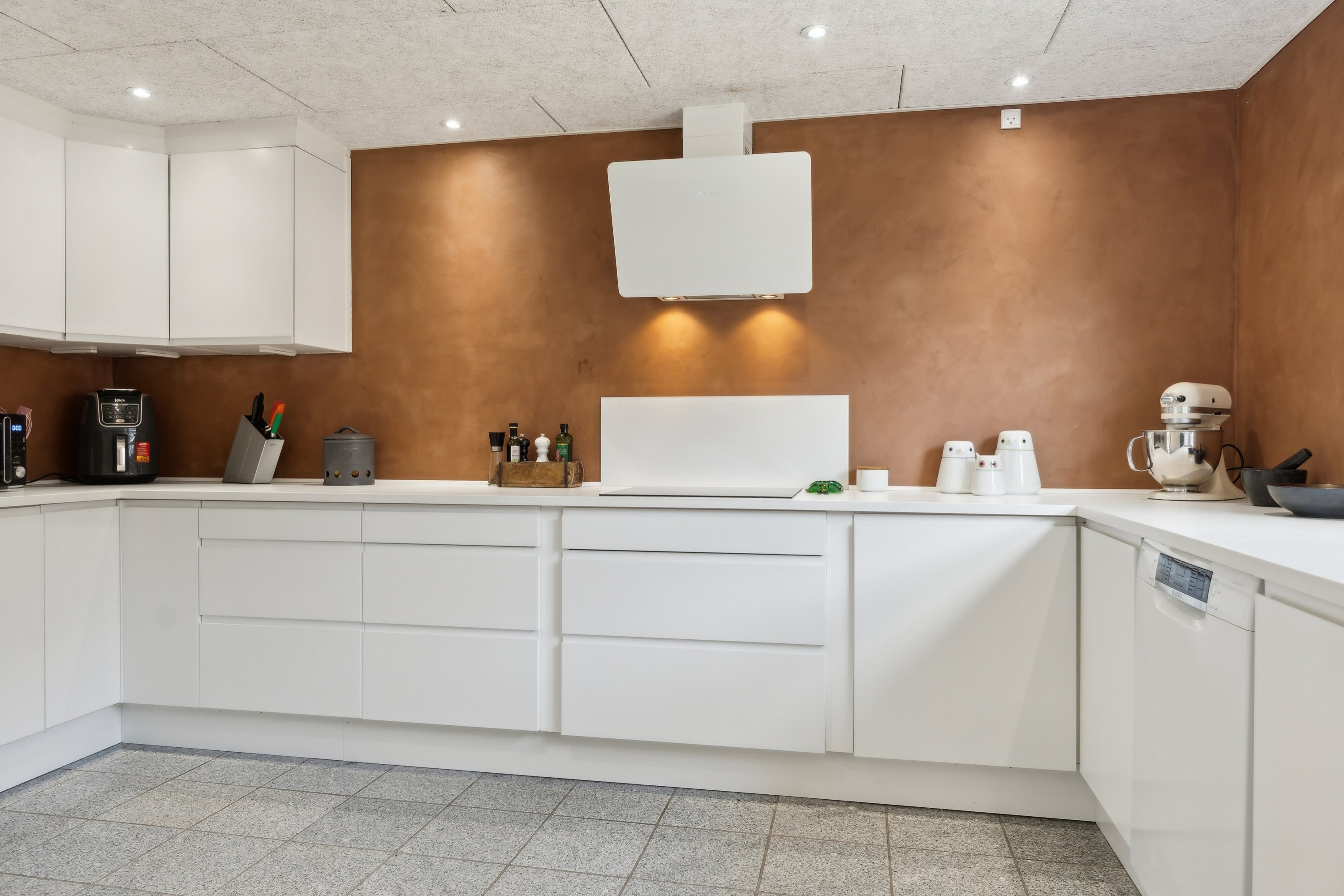 Fremhævet køkken billede i fuldskærmstilstand. Billede af Sct Hans Vej 12, 9800 Hjørring