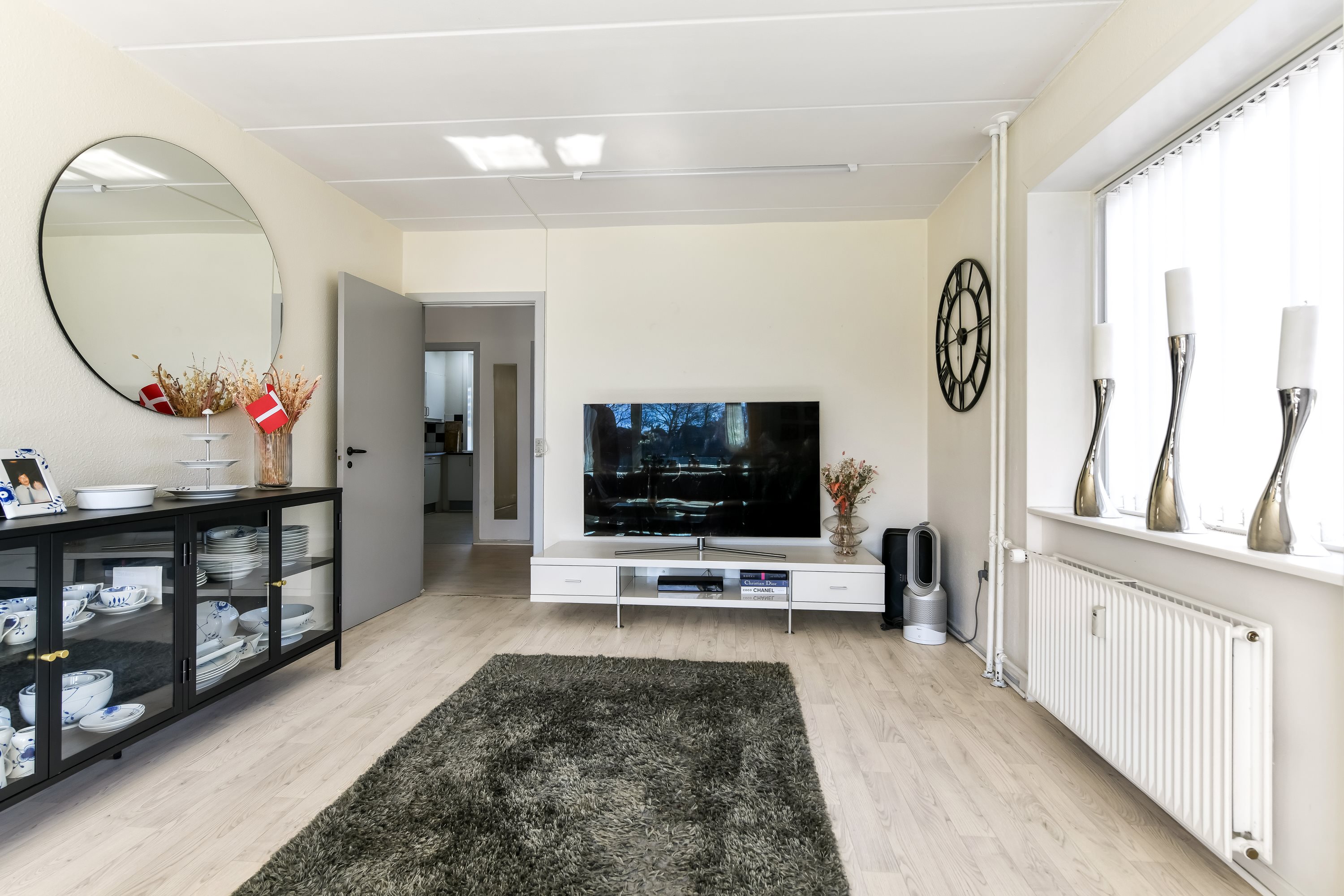 Fremhævet stue billede i fuldskærmstilstand. Billede af Skoleparken 27, st.. th., 6705 Esbjerg Ø