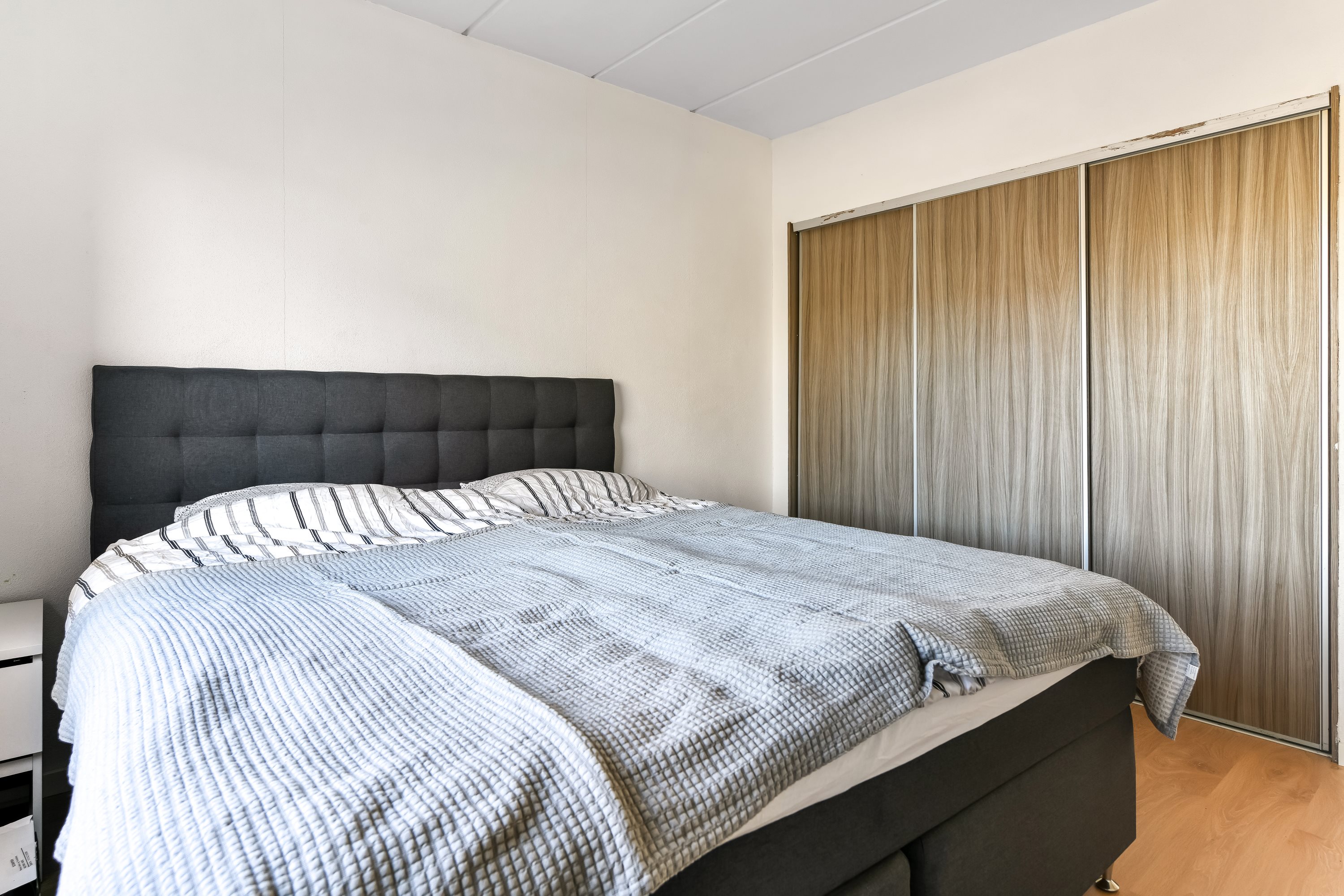 Fremhævet soveværelse billede i fuldskærmstilstand. Billede af Skoleparken 27, st.. th., 6705 Esbjerg Ø