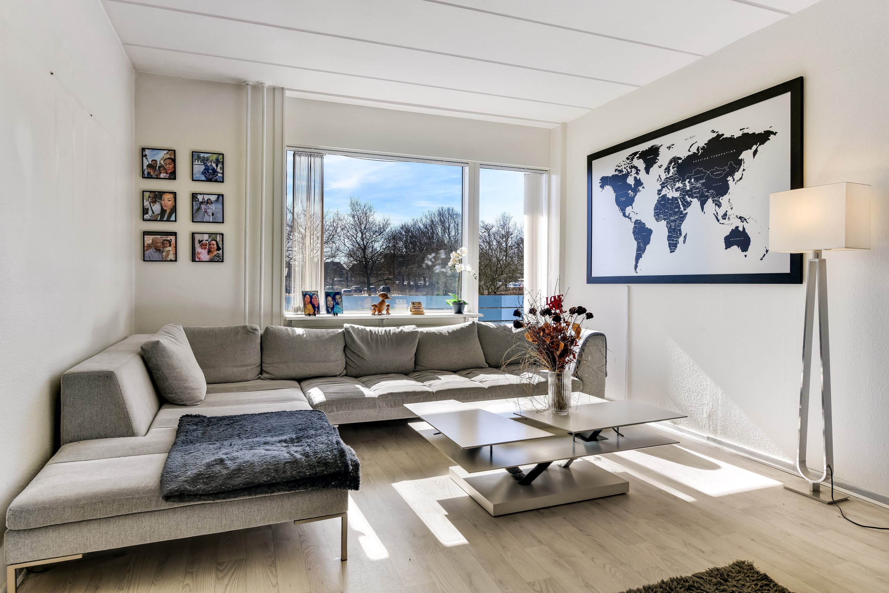 Fremhævet stue billede i fuldskærmstilstand. Billede af Skoleparken 27, st.. th., 6705 Esbjerg Ø