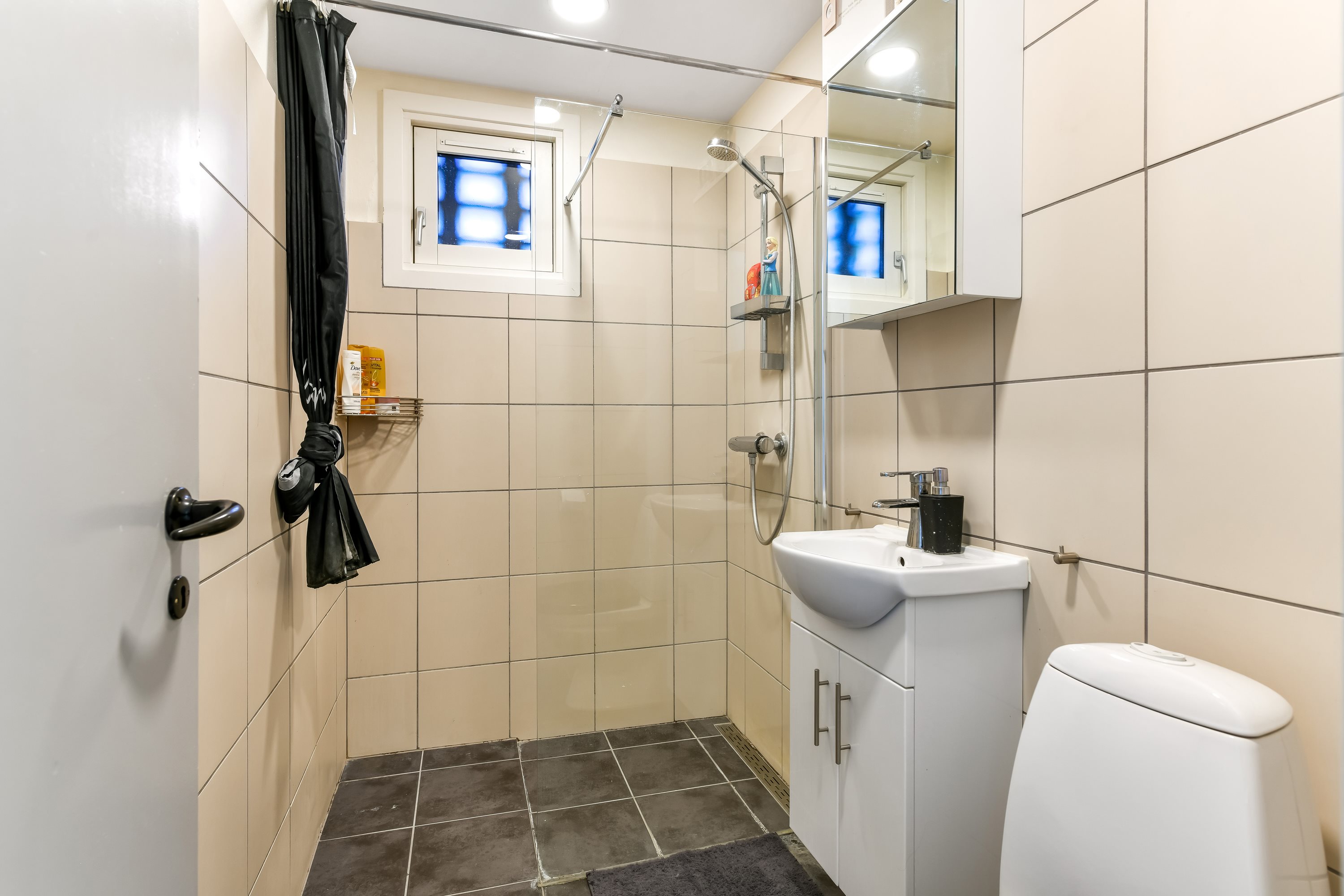 Fremhævet badeværelse billede i fuldskærmstilstand. Billede af Skoleparken 27, st.. th., 6705 Esbjerg Ø