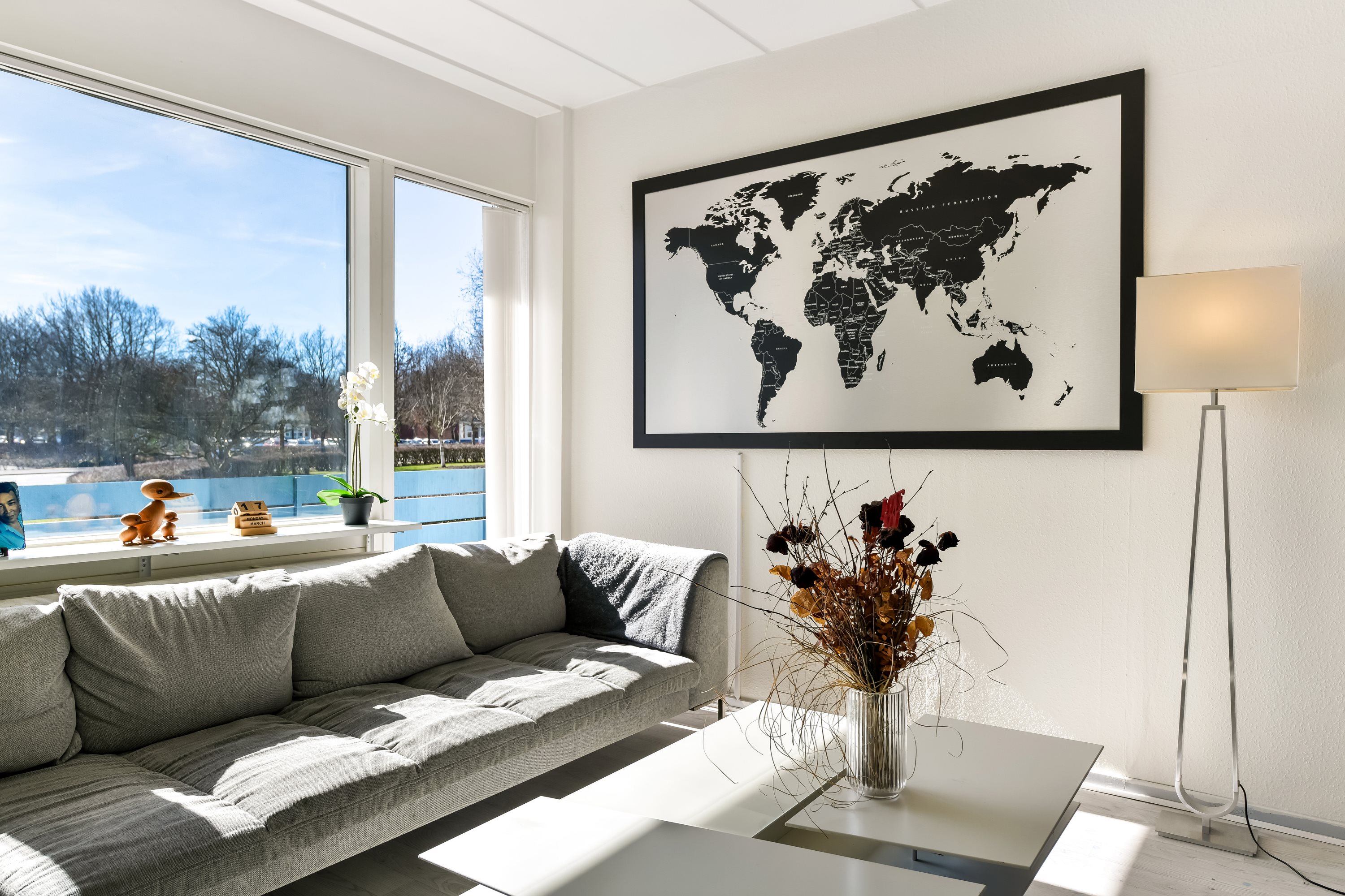 Fremhævet stue billede i fuldskærmstilstand. Billede af Skoleparken 27, st.. th., 6705 Esbjerg Ø