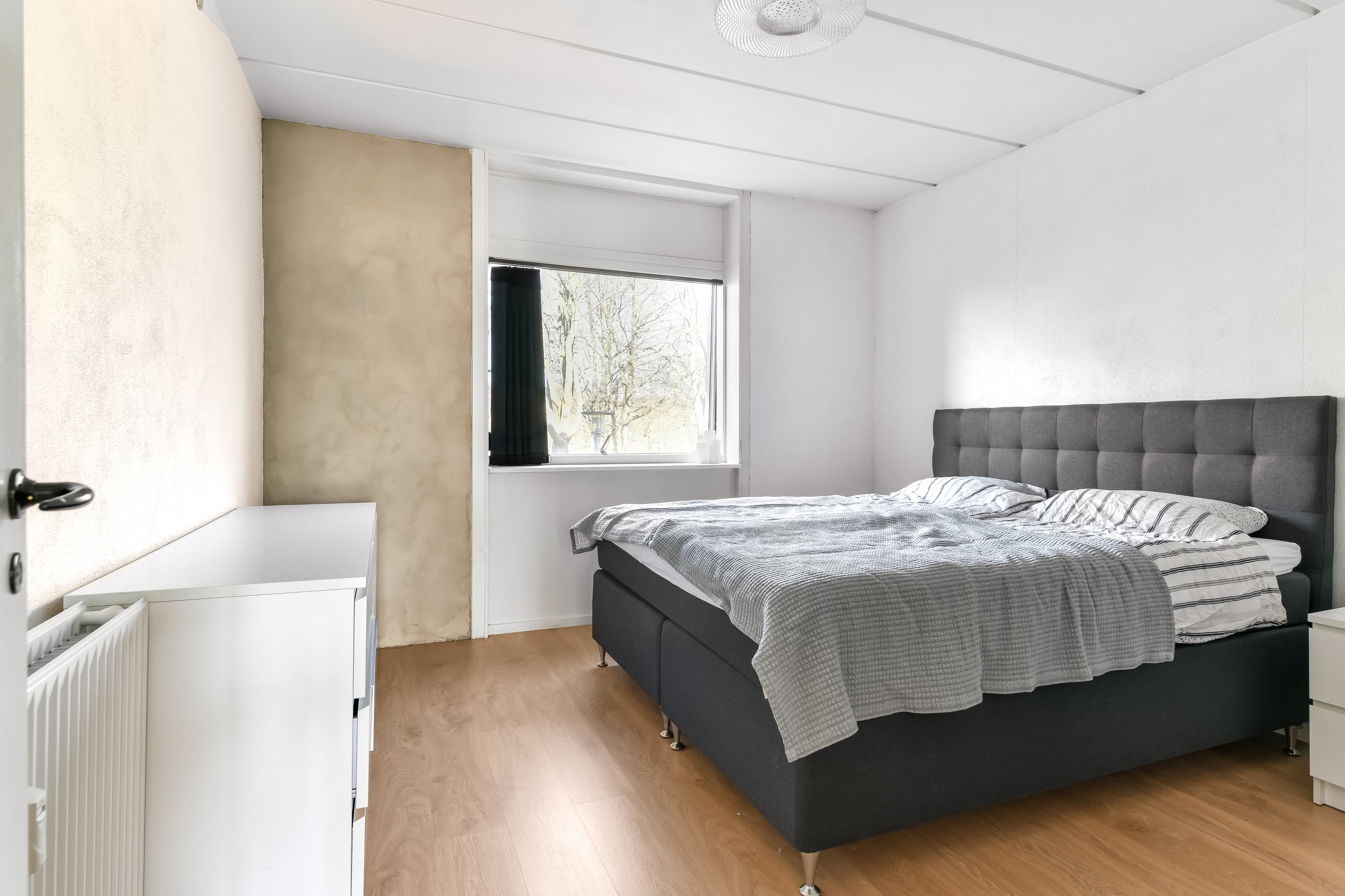 Fremhævet soveværelse billede i fuldskærmstilstand. Billede af Skoleparken 27, st.. th., 6705 Esbjerg Ø